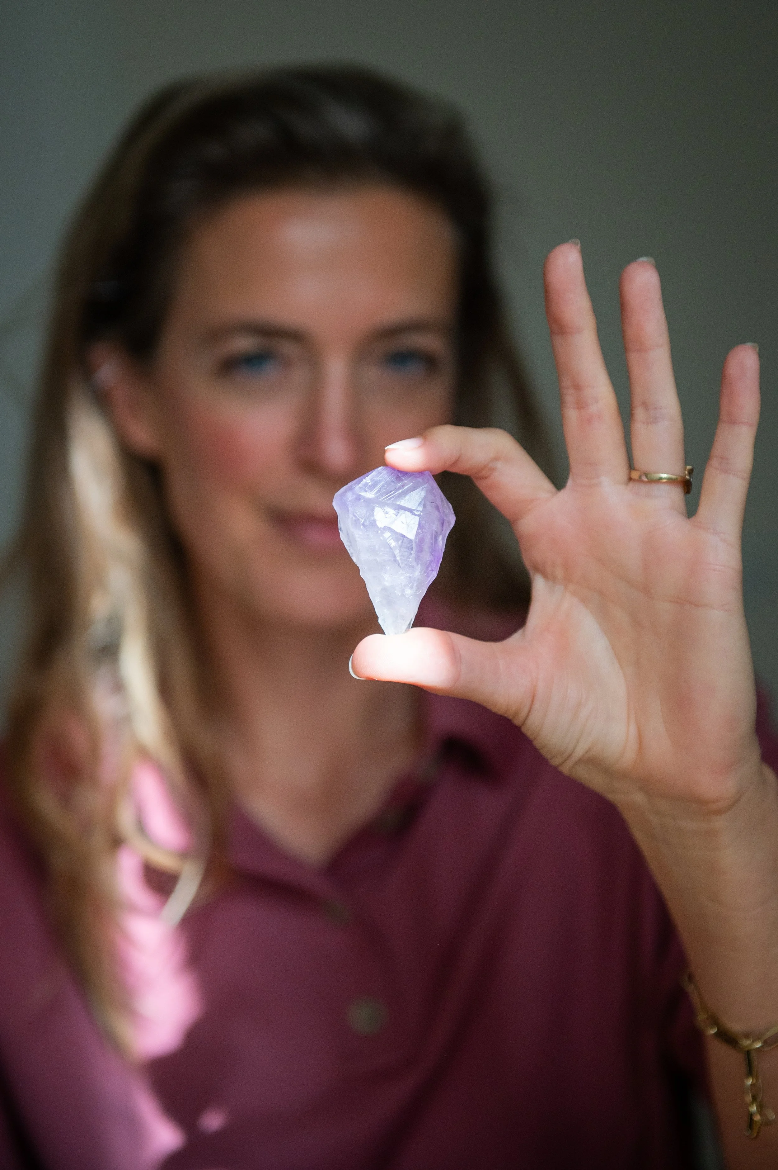 Fieke houdt een kristal vast in haar praktijk