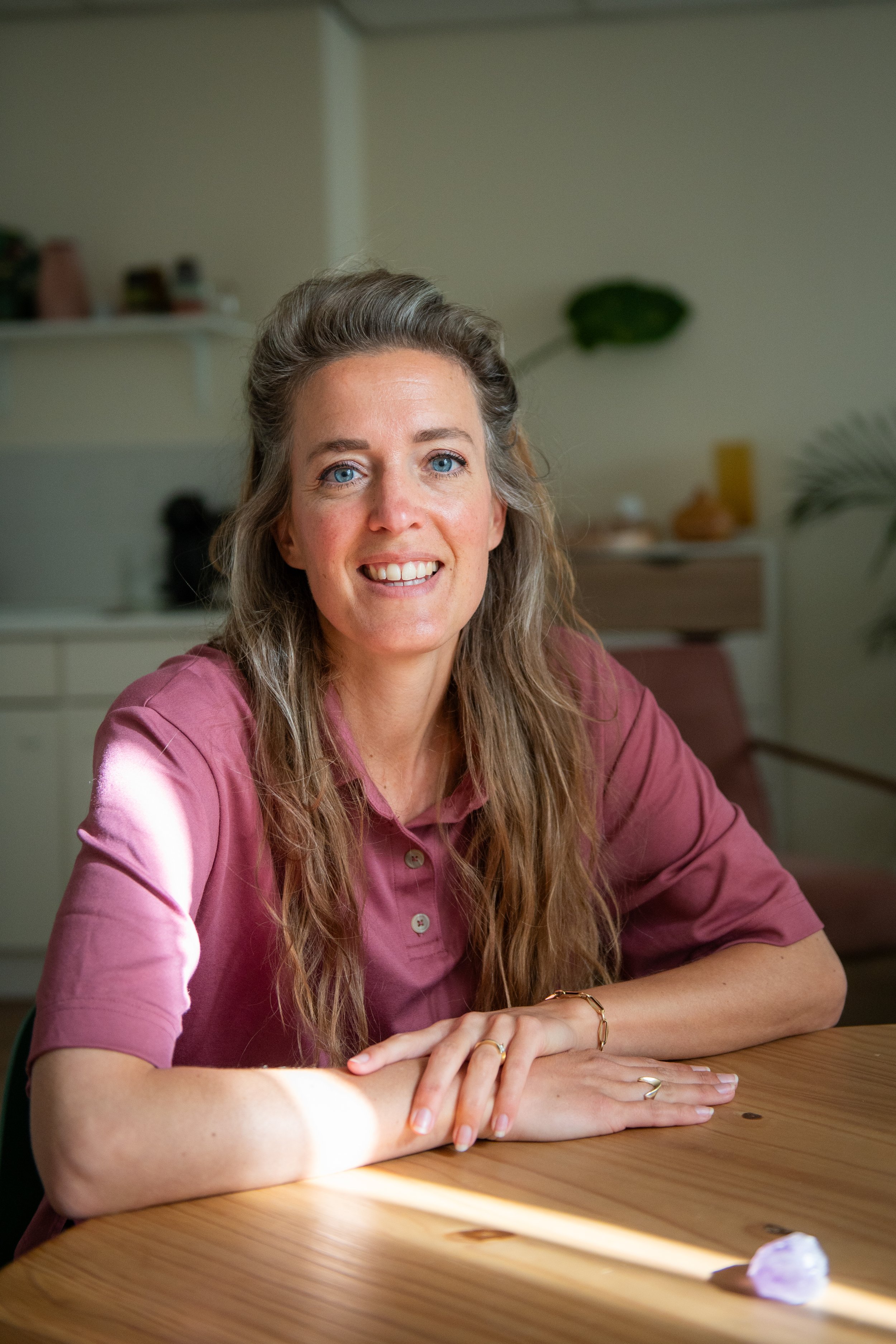 Fieke aan tafel in haar praktijk