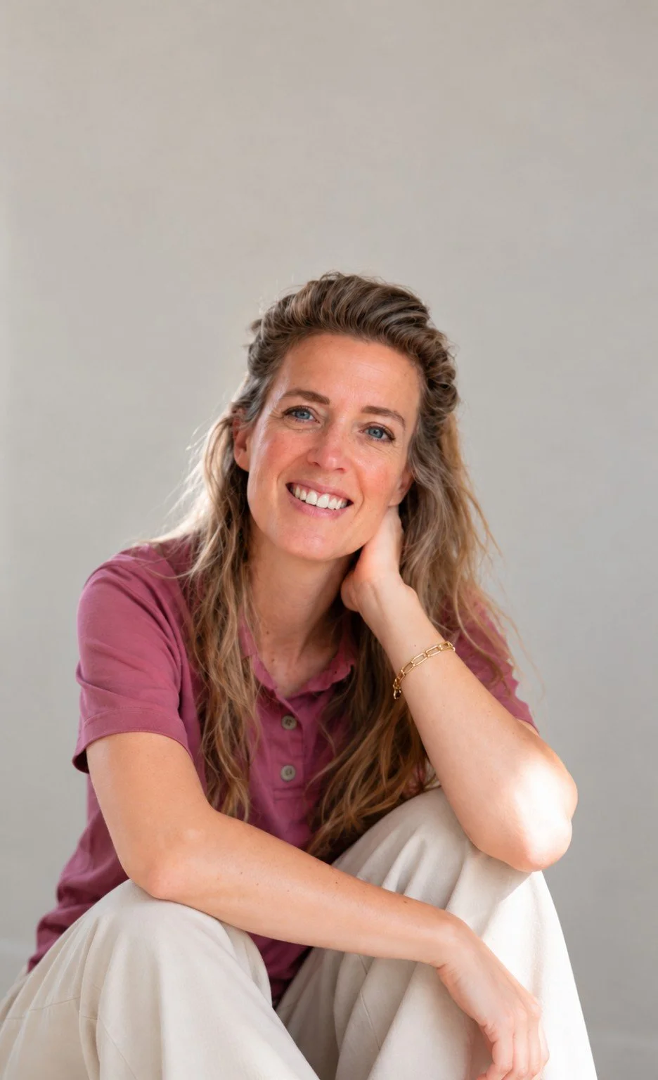 Fieke in een roze blouse, zittend in warm zonlicht
