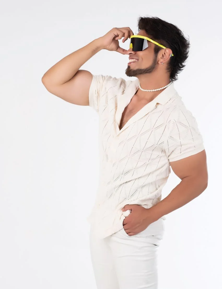 Alex León con camisa blanca y lentes oscuros