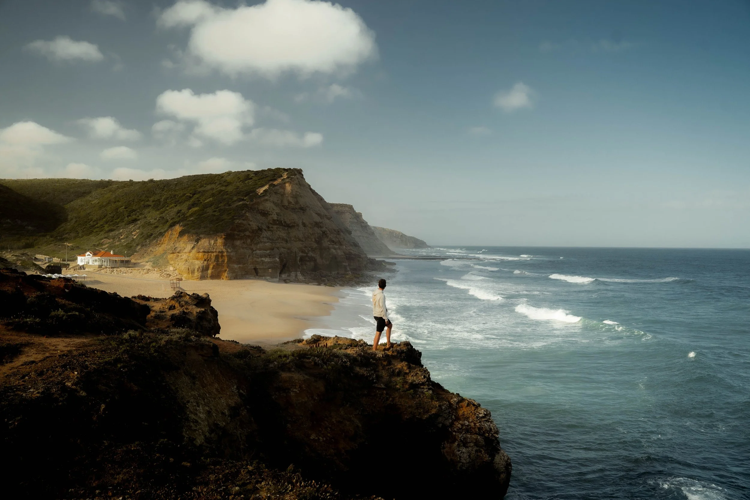 Florian Kirschbaum blickt an der Praia da São Julião über die portugiesische Atlantikküste