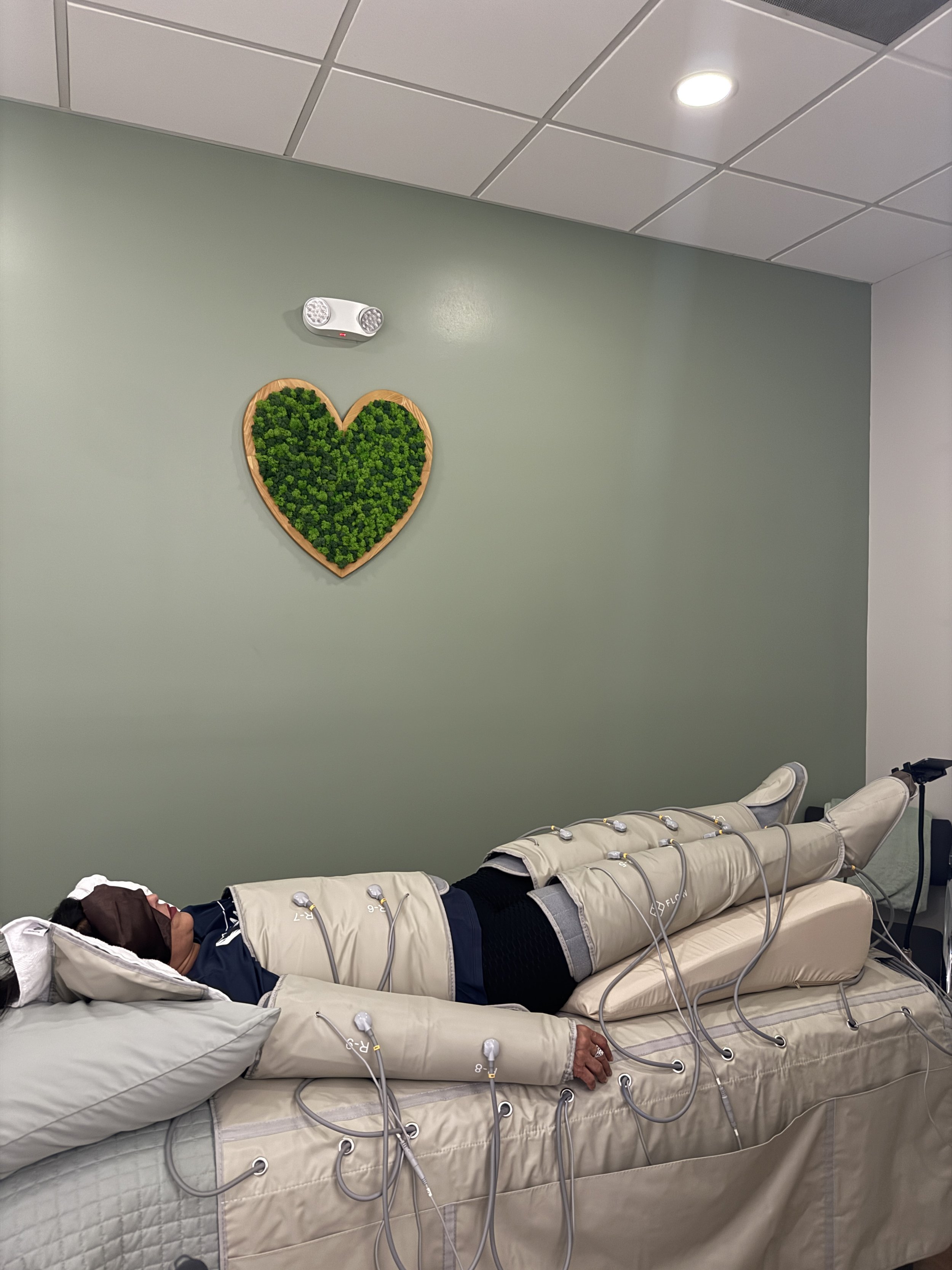 Client relaxing in the FLOWpresso suit at Spa Matrix