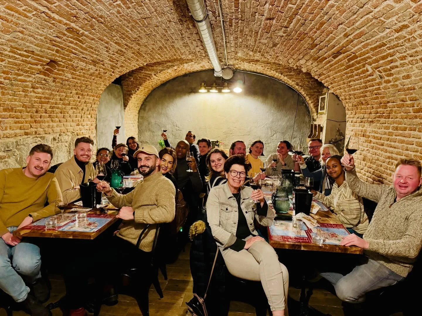 Un grupo disfrutando de una cata en la sala abovedada de Madrid & Darracott