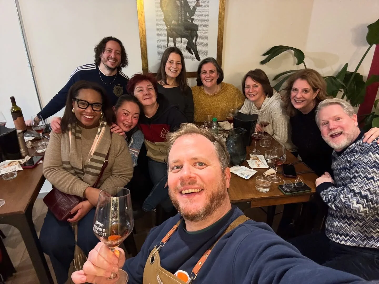 Luke con un grupo de participantes durante una cata en Madrid & Darracott