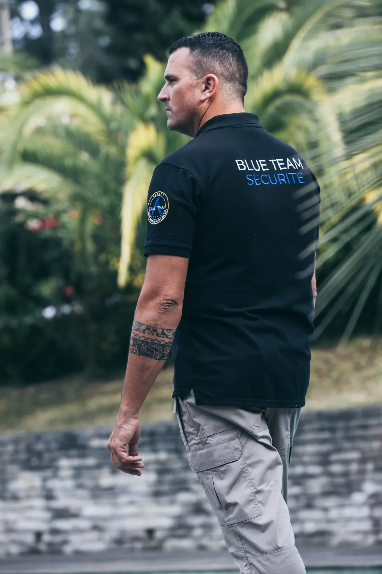 Un membre de BLUE TEAM dans le jardin d’une résidence.