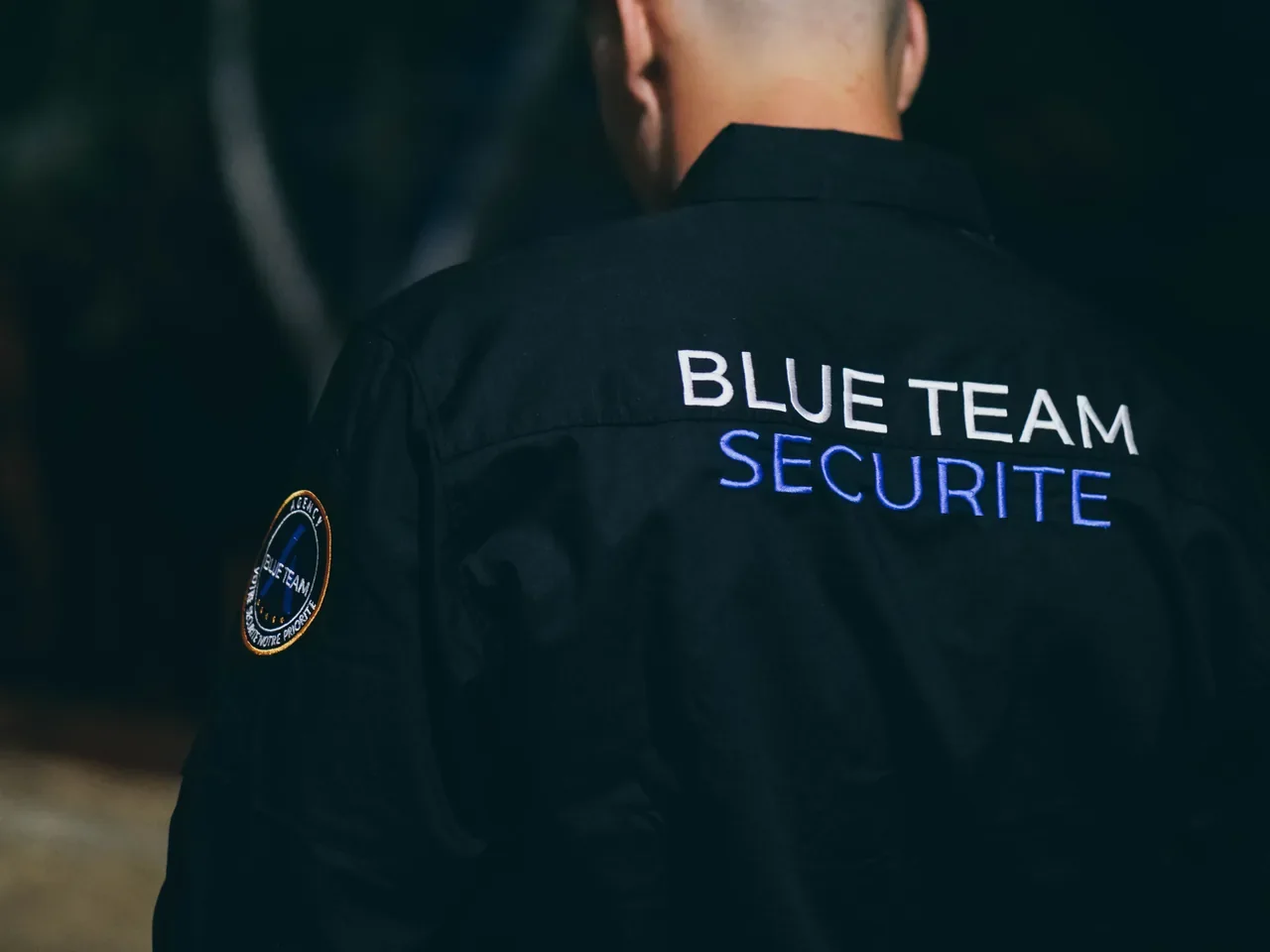 Detail of a uniform embroidered with BLUE TEAM SÉCURITÉ.
