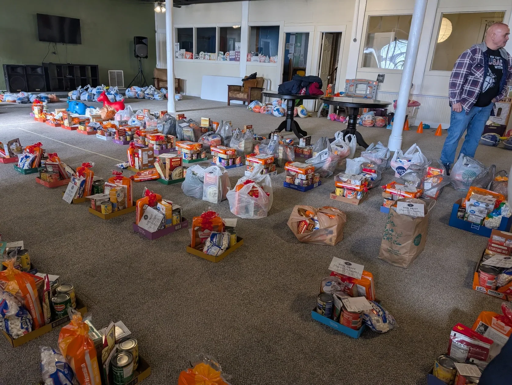 Thanksgiving food distributions organized in the center