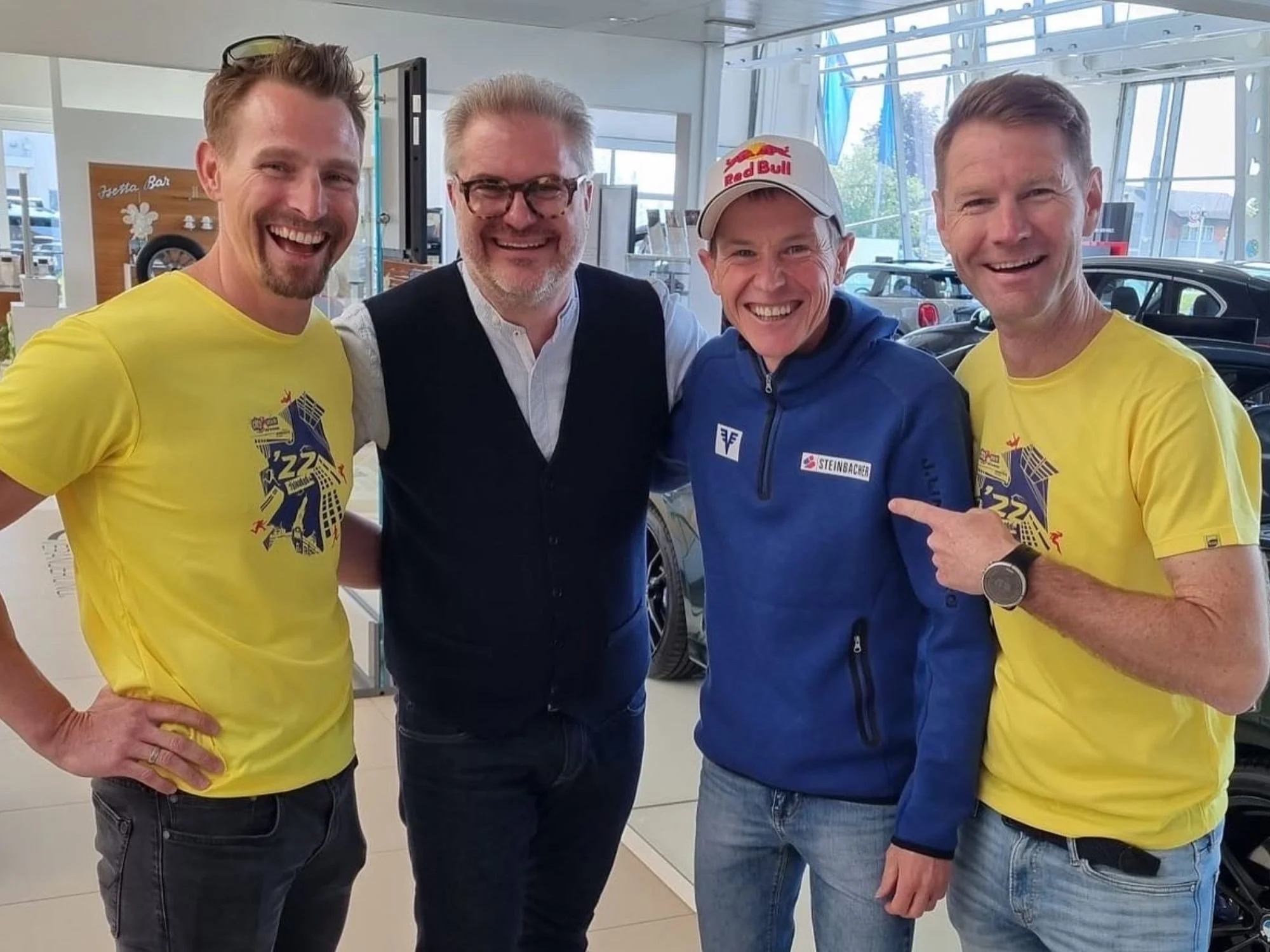 Mathias Sollböck moderiert eine Pressekonferenz und spricht mit Skisprung-Legende Andreas Goldberger