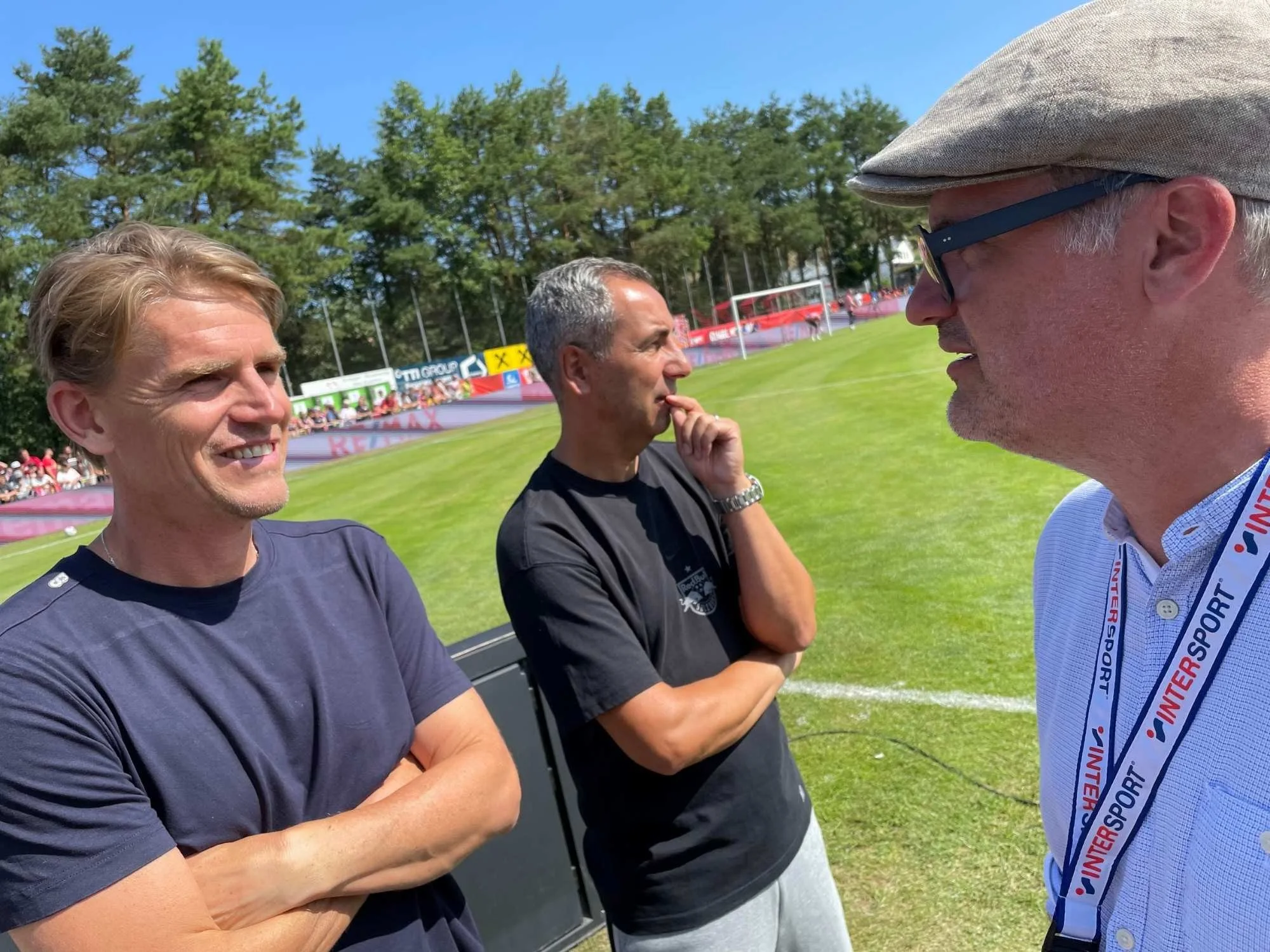 Mathias Sollböck im persönlichen Austausch mit Fußball-Manager Christoph Freund