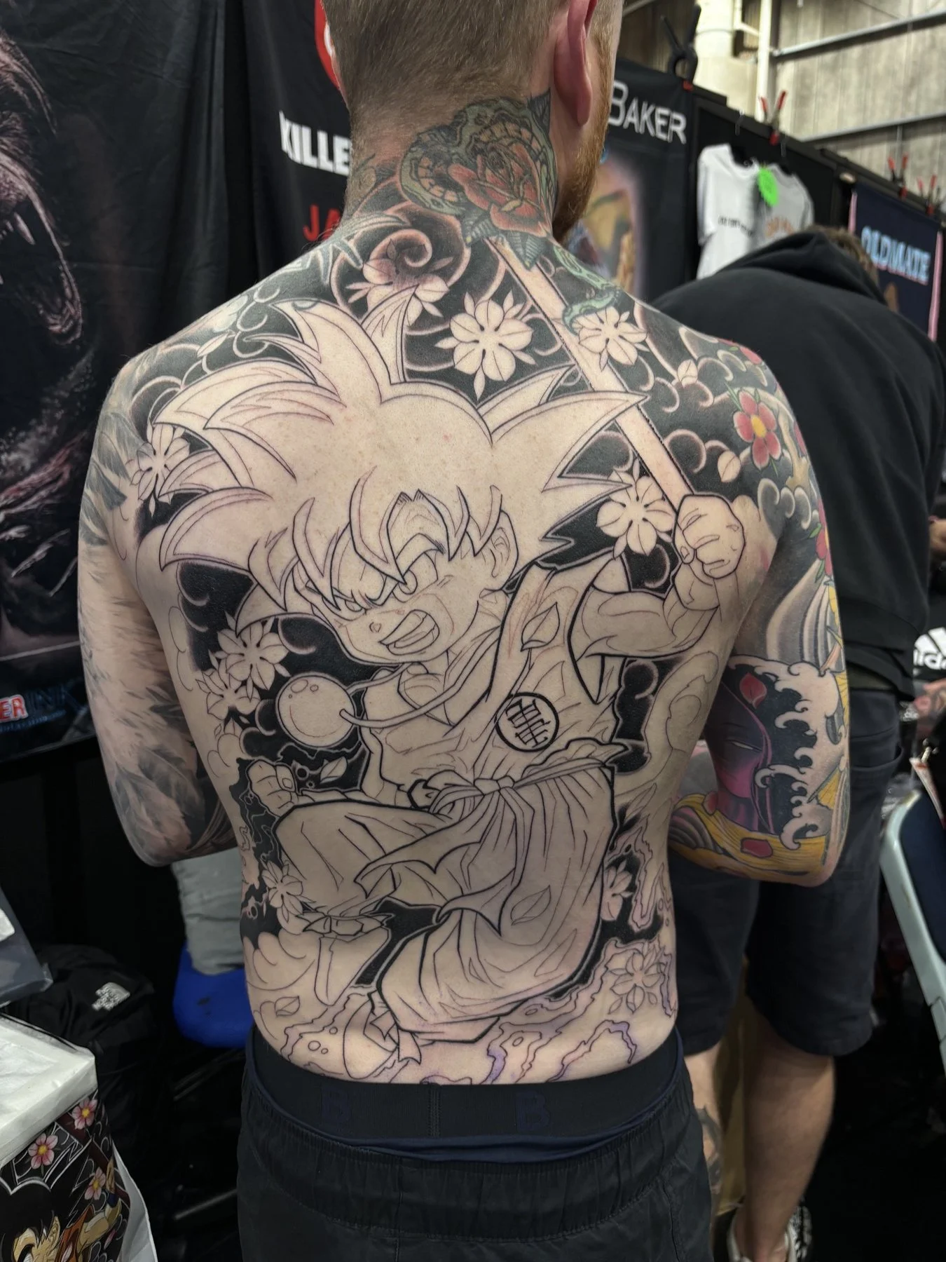 Levi’s Goku backpiece with outlines and background shading at the convention