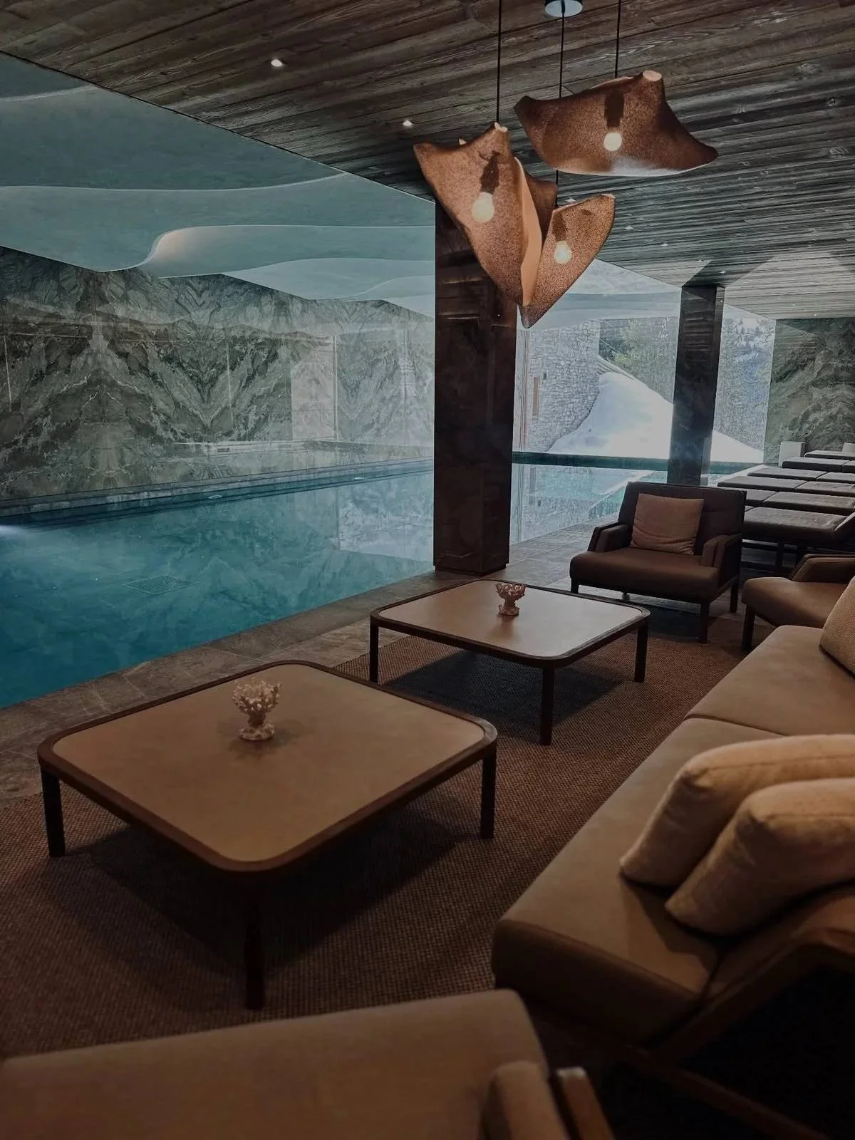 Lounge au bord de la piscine intérieure, vue montagne