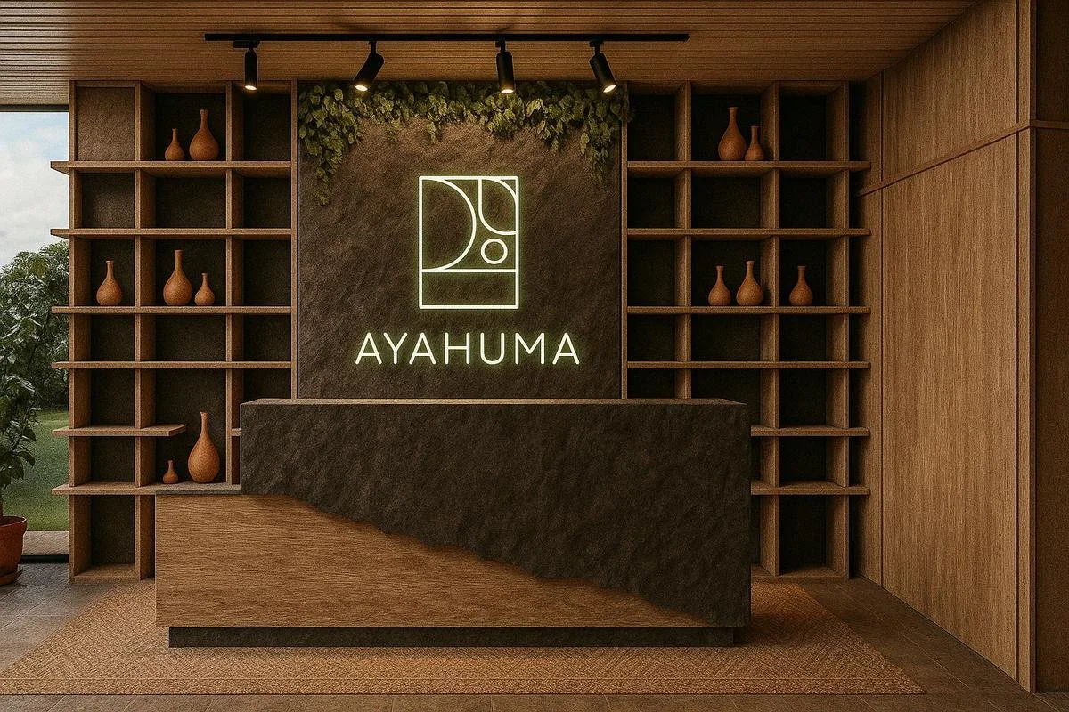 Recepción en madera con el logotipo de Aya Huma iluminado (render conceptual)