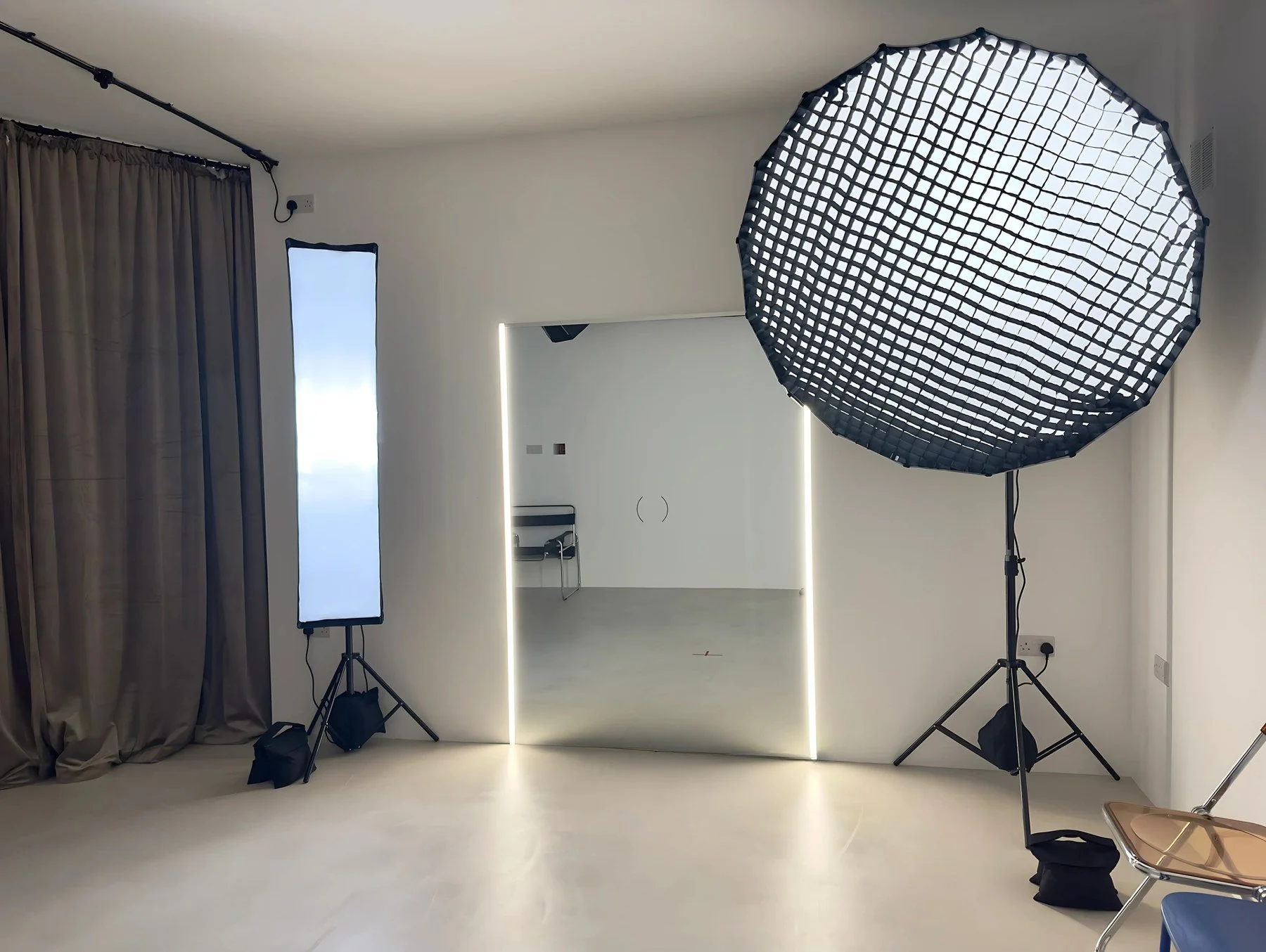 The self-shoot mirror and professional lighting setup