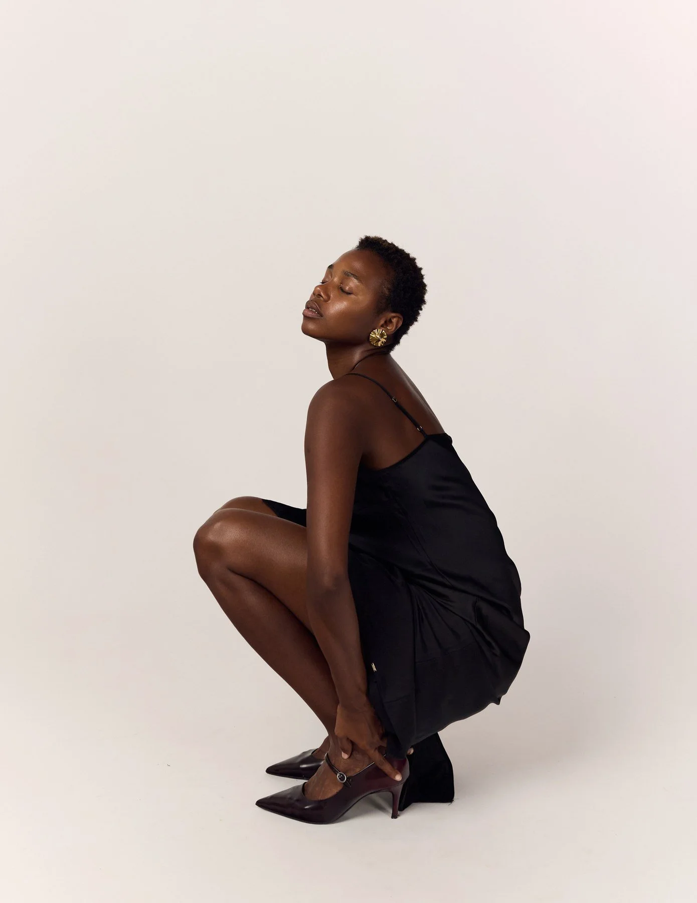Fashion portrait showing soft shadows and defined fabric texture