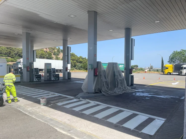 Marquesina de estación de servicio durante los trabajos de pintura y señalización