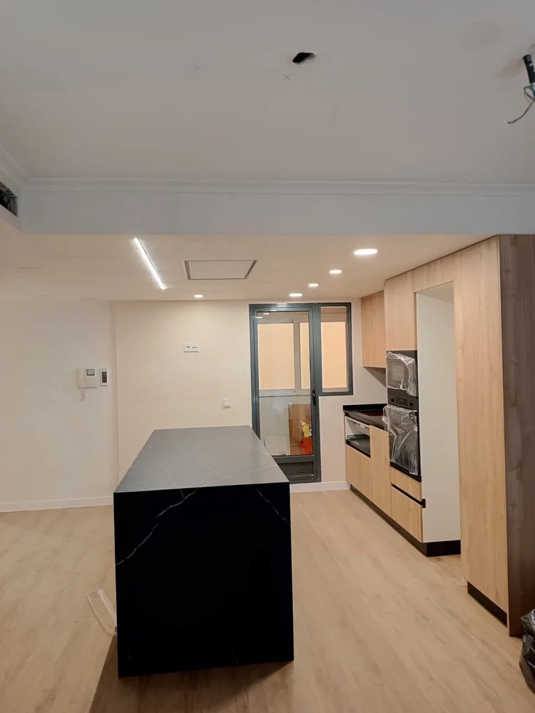 La misma cocina durante la obra, con la isla ya colocada