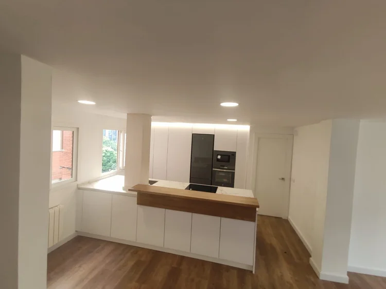 Cocina con barra de madera entregada lista para entrar a vivir