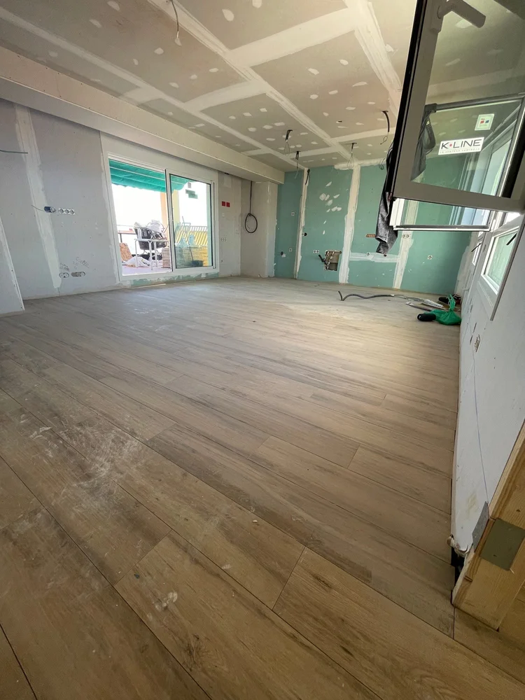 Pavimento efecto madera colocado y techos de pladur preparados