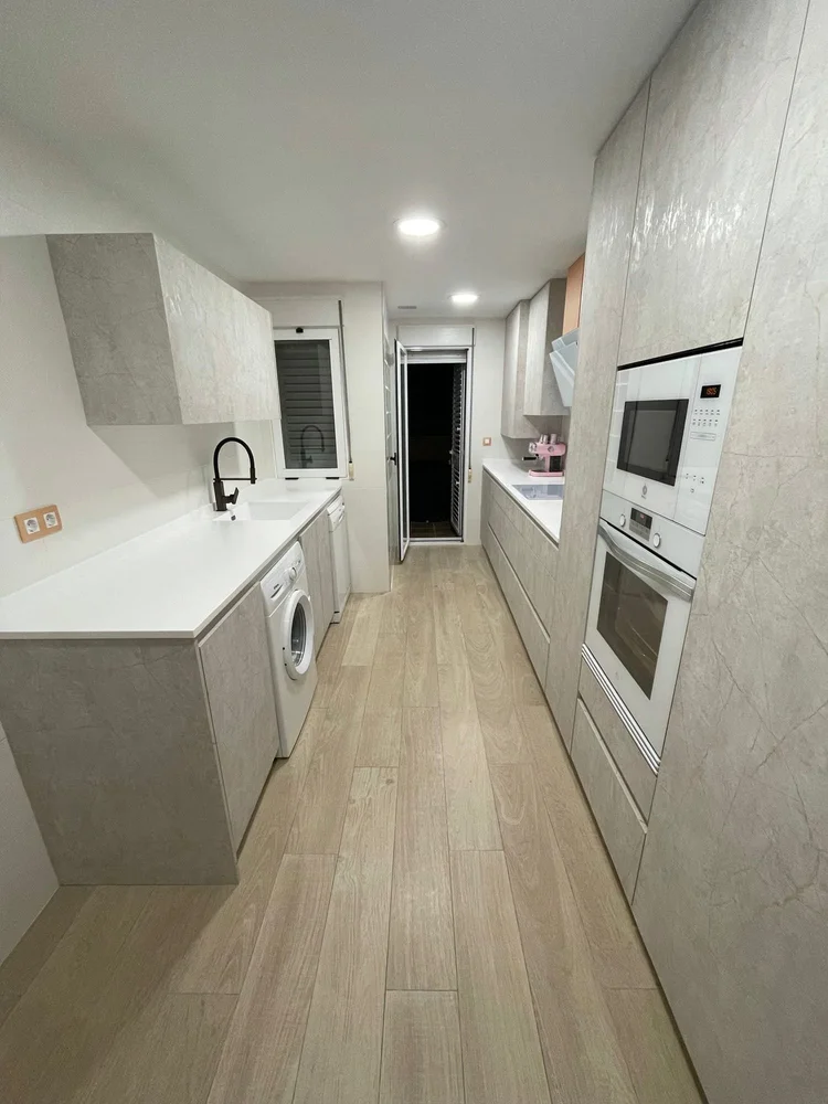 Cocina en paralelo con frentes efecto piedra gris