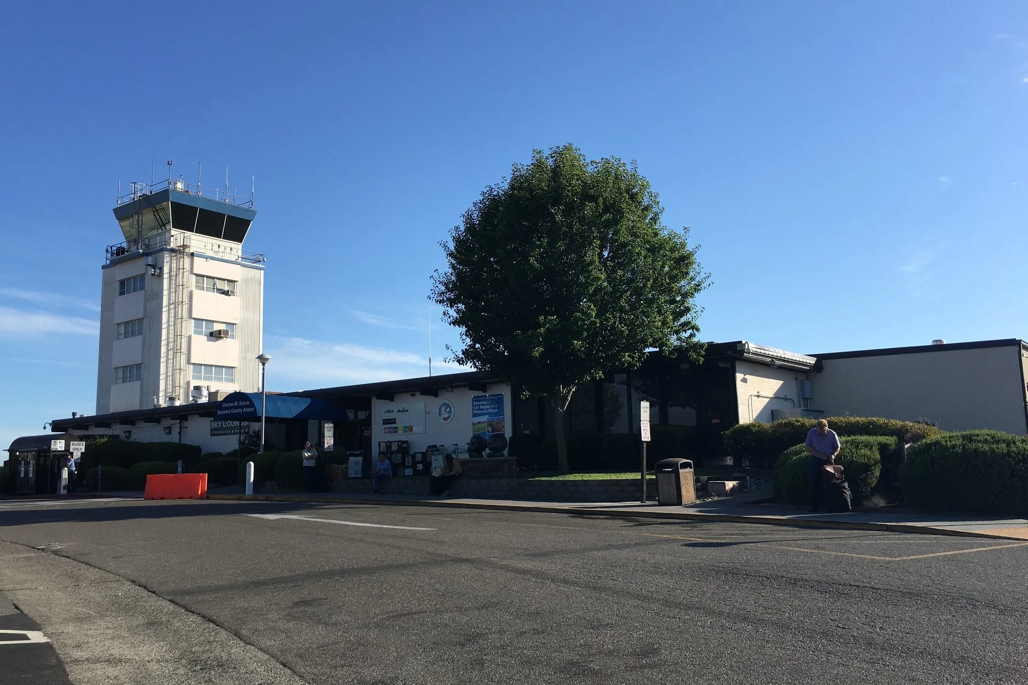 Control tower and terminal at Charles M. Schulz–Sonoma County Airport
