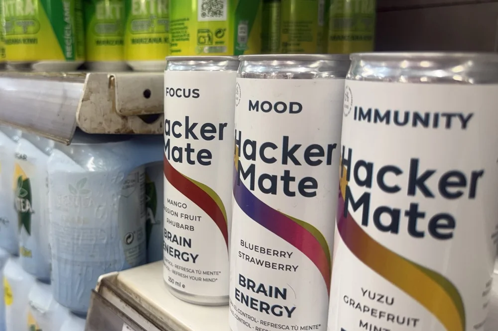 Latas de Hacker Mate Focus, Mood e Immunity en el estante de un supermercado