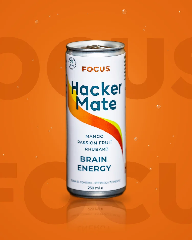 Lata de Hacker Mate Focus, refresco de yerba mate con mango, maracuyá y ruibarbo