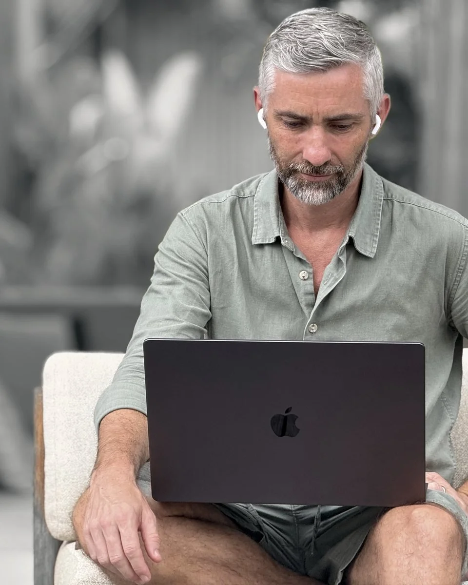 Janus W. Engell arbejder ved sin computer
