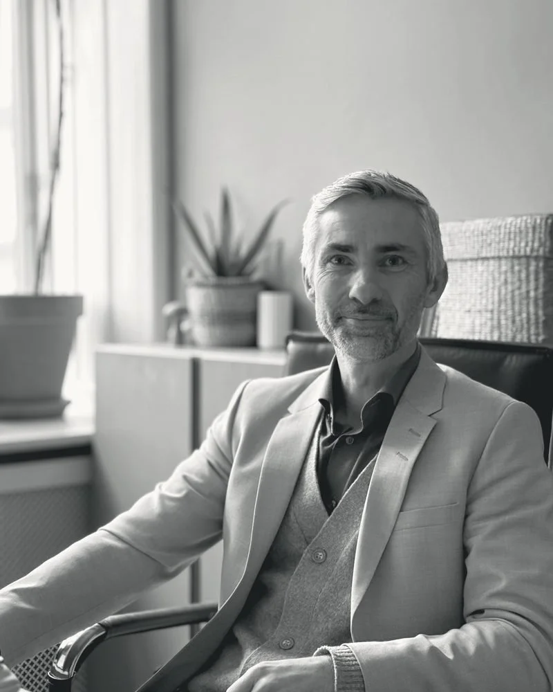 Janus W. Engell på kontoret