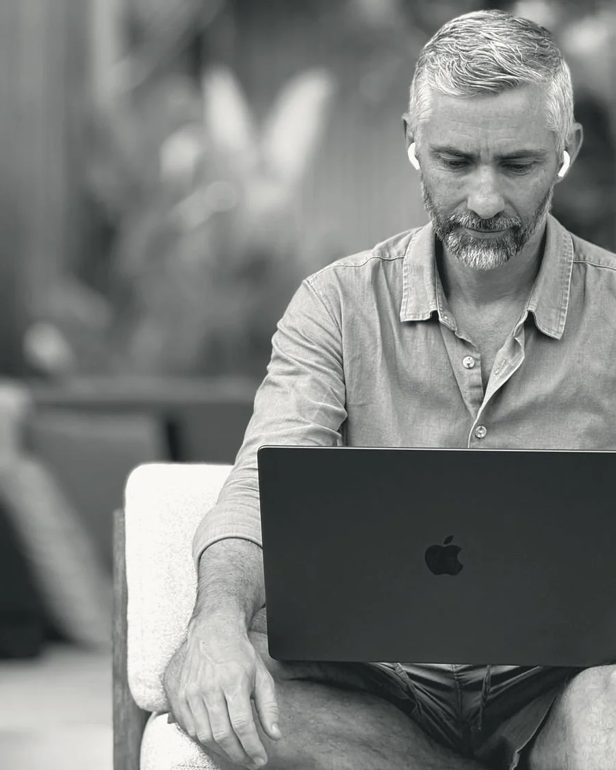 Janus W. Engell arbejder ved sin computer