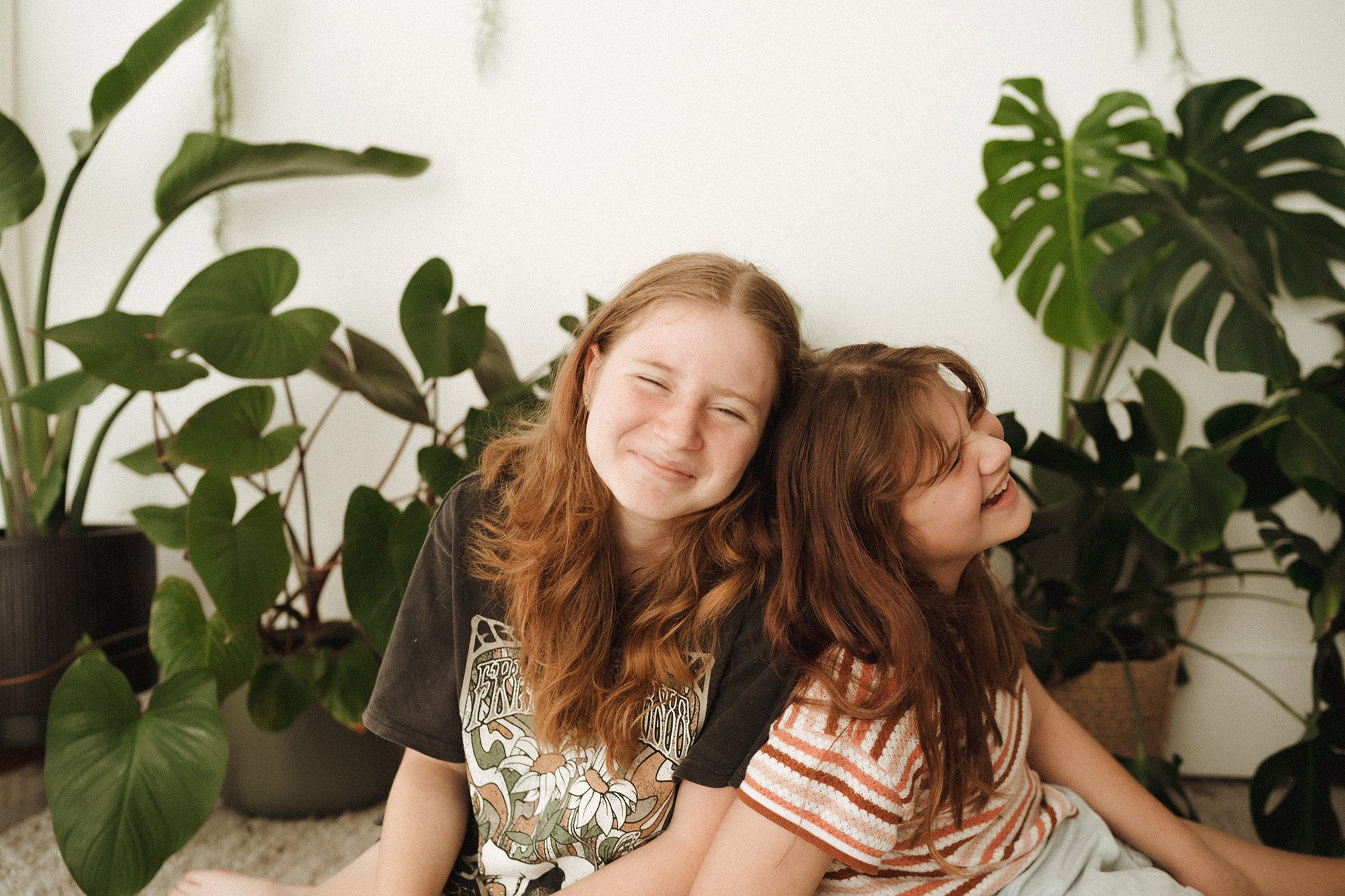Brisbane family photography — sisters laughing at Foxie Studio Gaythorne