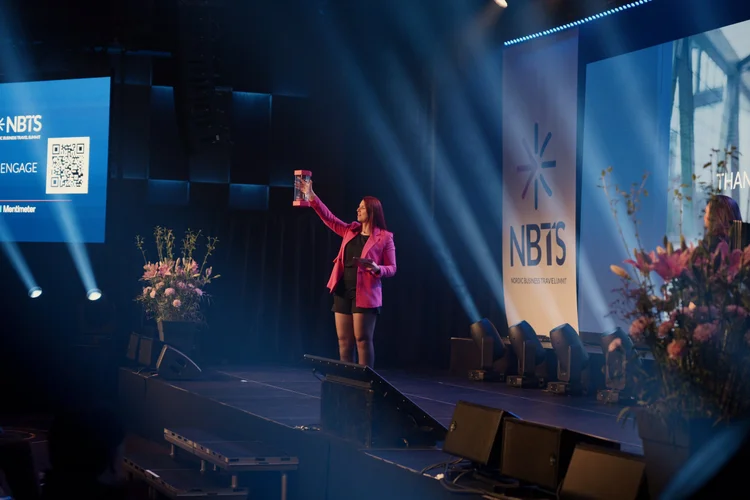 Fire bilder av trær i de ulike årstidene 