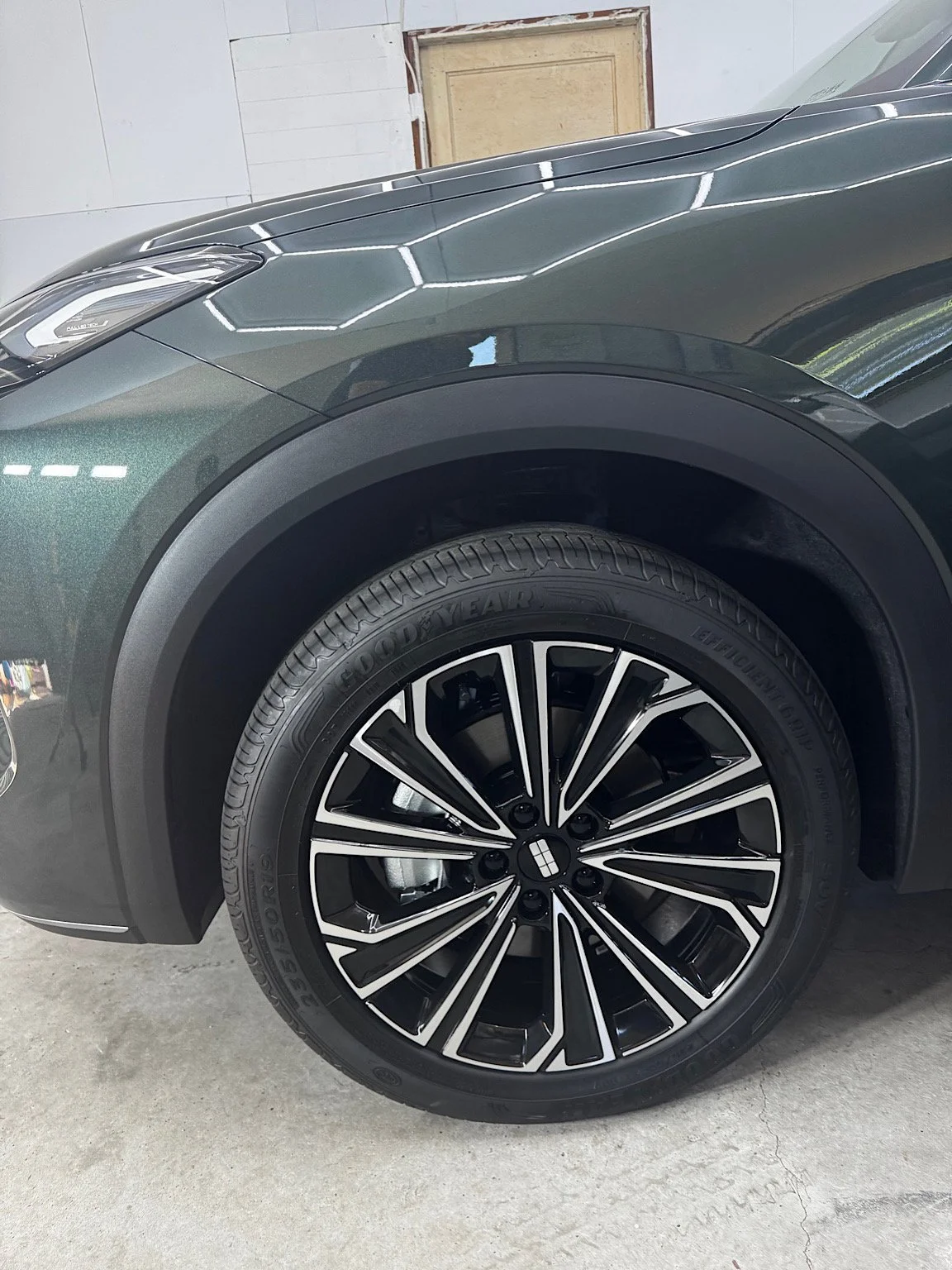 Close-up of the Geely Starray EM-i alloy wheel and black wheel arch trim after protection