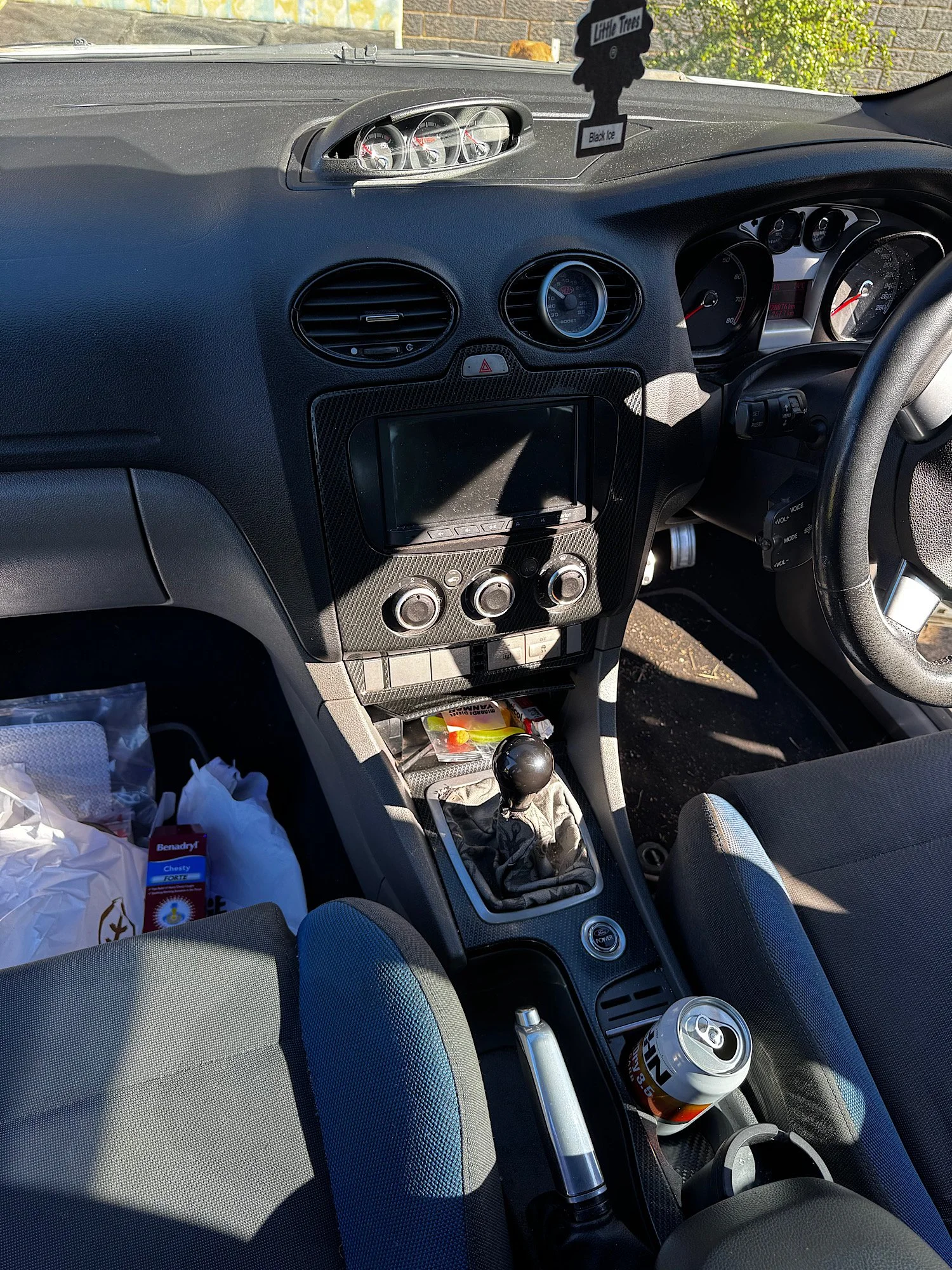 Centre console before cleaning showing clutter inside a Ford Focus XR5 Turbo.
