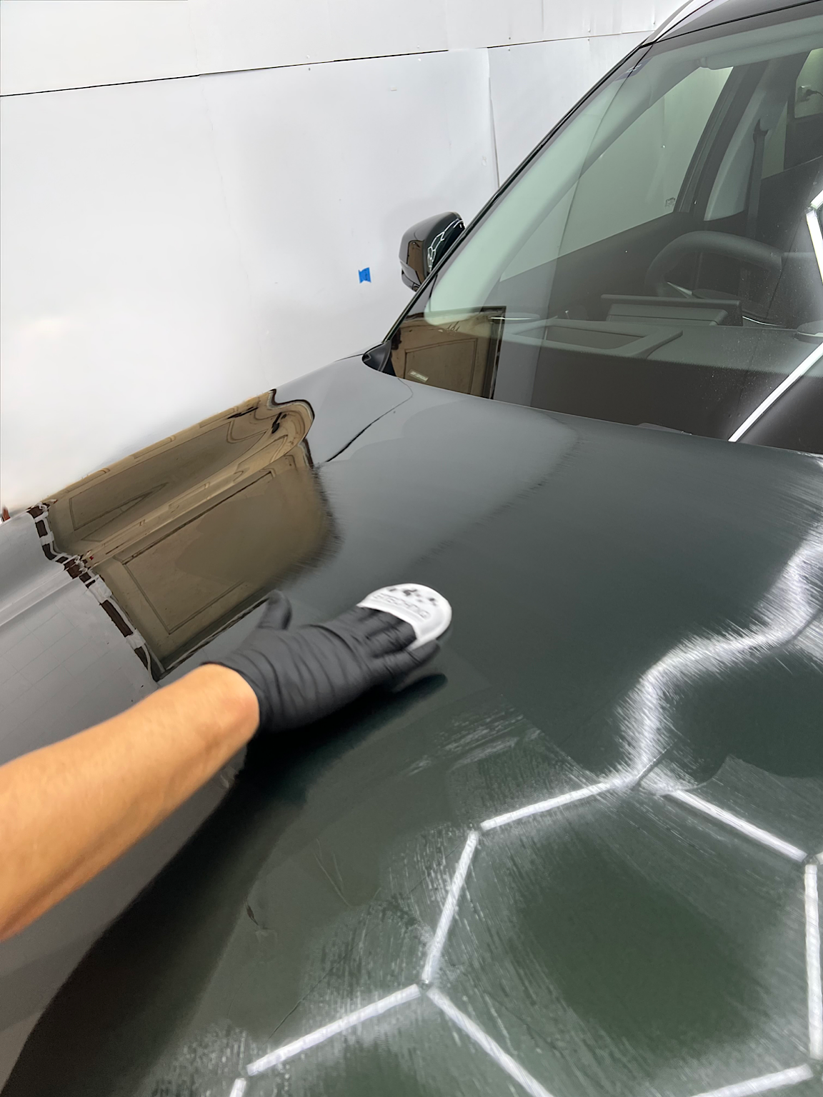 Ceramic coating being applied by hand to the bonnet of the 2026 Geely Starray EM-i