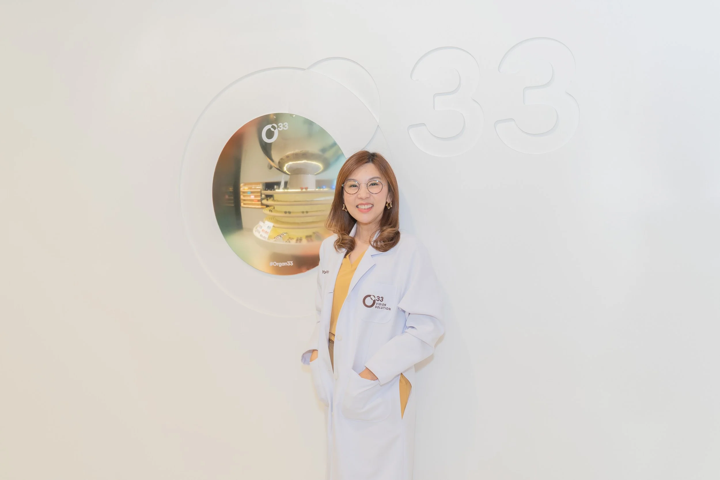 พญ.ชมพูนุท ภูมิรัตนประพิณ จักษุแพทย์ผู้ก่อตั้ง O33 Vision