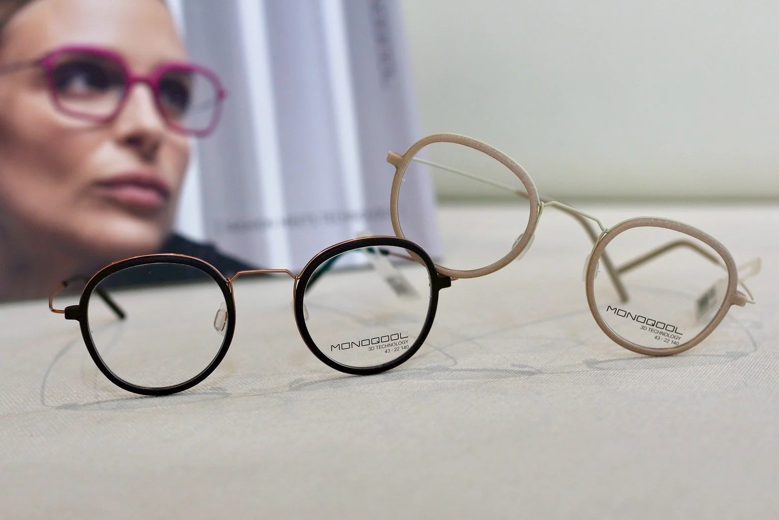 กรอบแว่น Monoqool ทรงกลม 43mm 3D Technology สีดำ rose gold ครีม และเบจ ที่ O33 Vision Solution บางนา