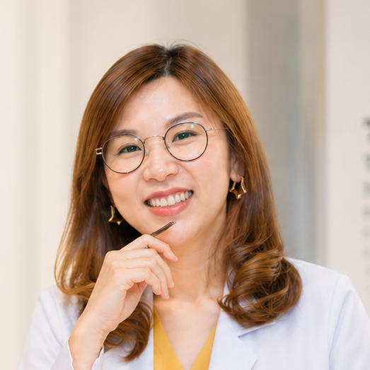 พญ.ชมพูนุท ภูมิรัตนประพิณ (หมออ๊อบบี้) จักษุแพทย์ O33
