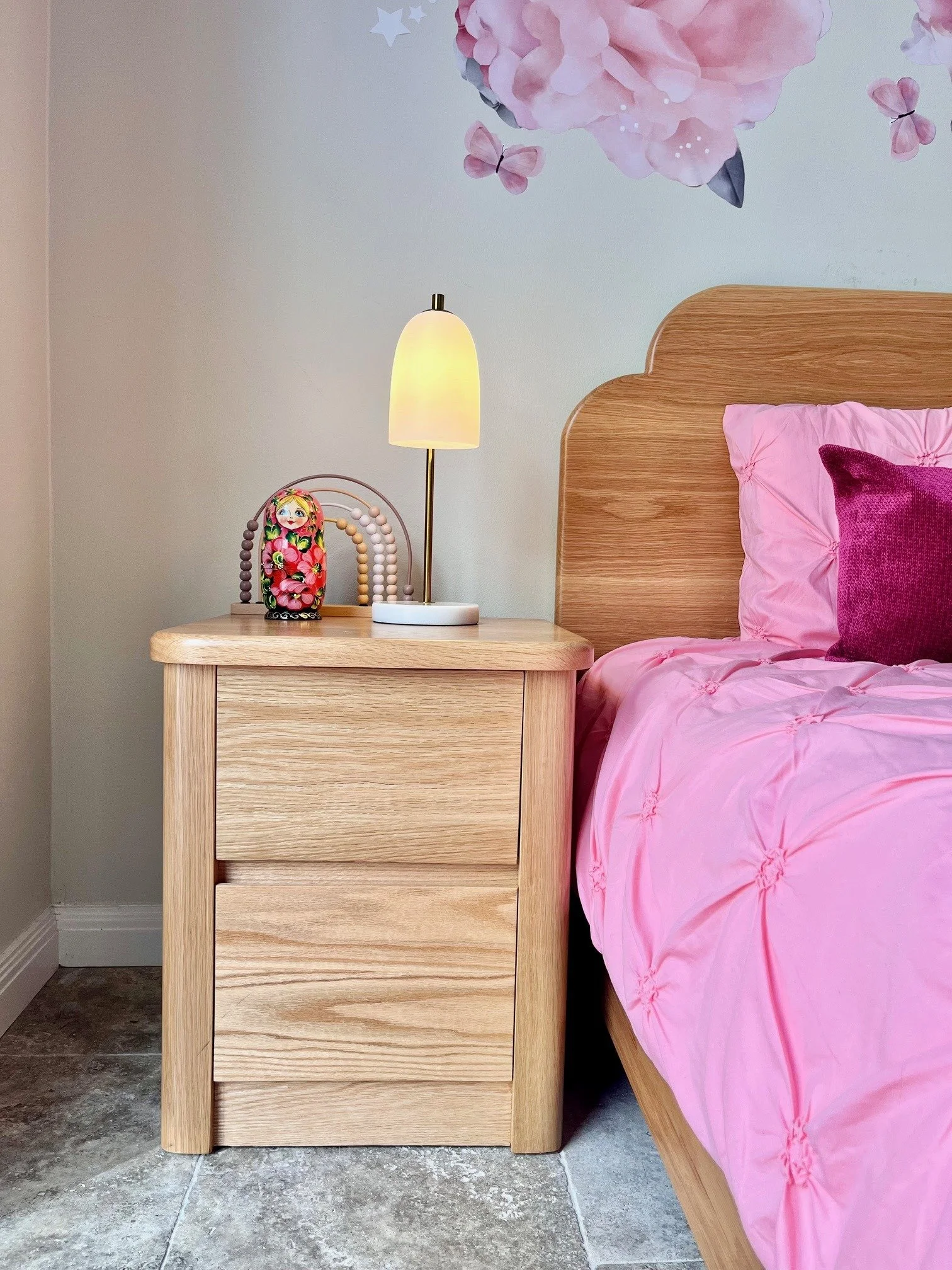 Girls bedroom with organised timber bedside by Bright Spaces with Bea