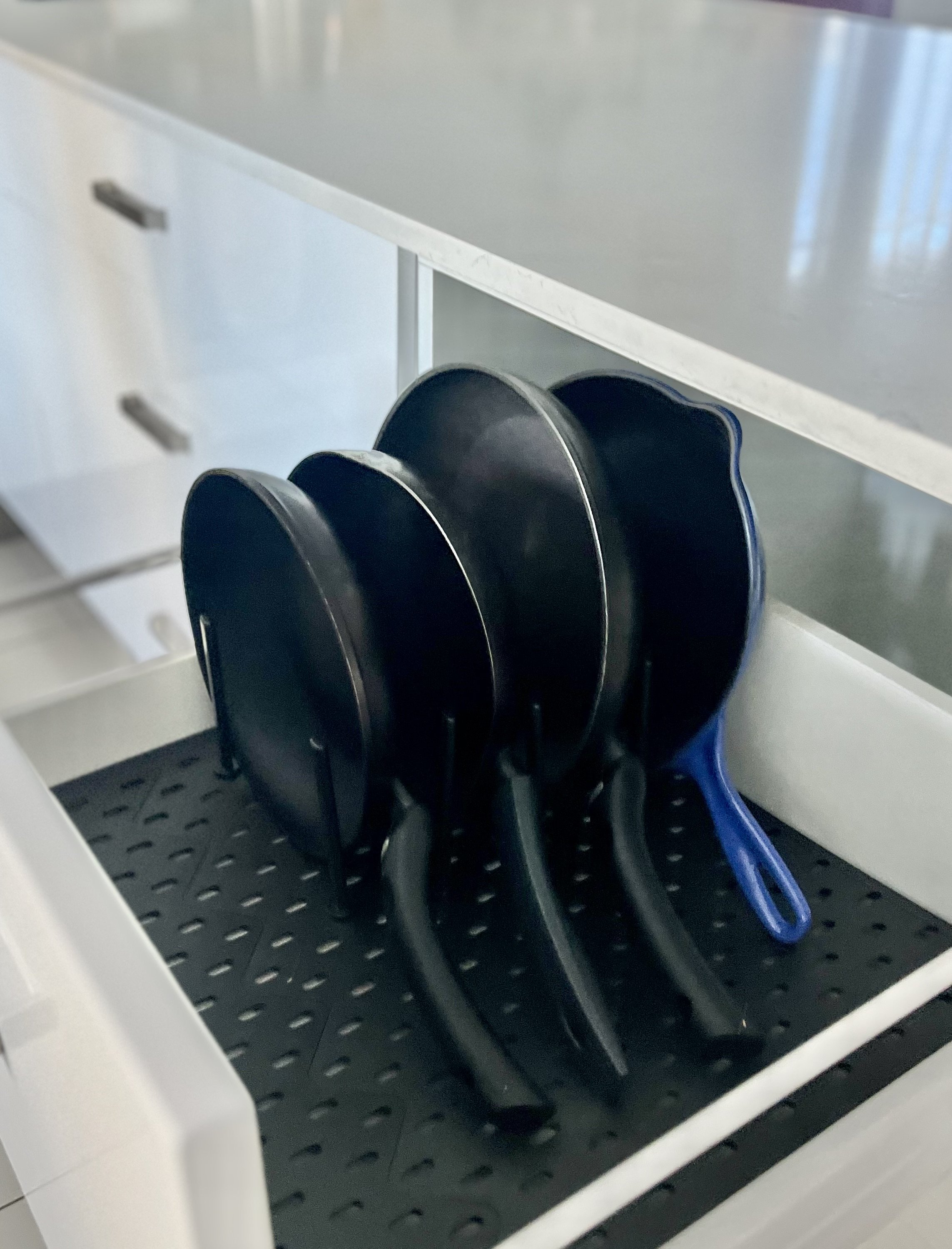 Organised kitchen pots and pans by Bright Spaces with Bea