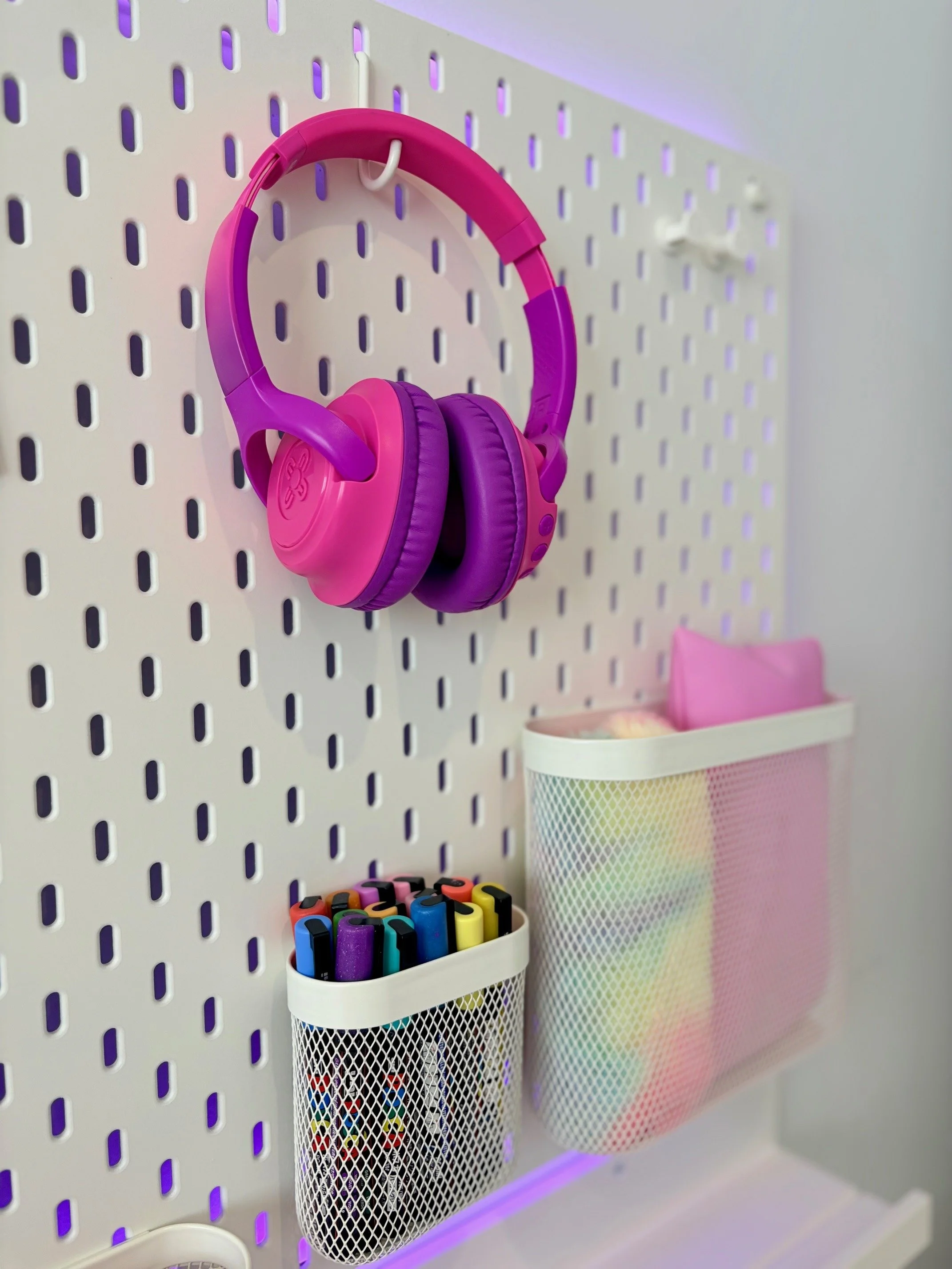 Organised girls pegboard room by Bright Spaces with Bea