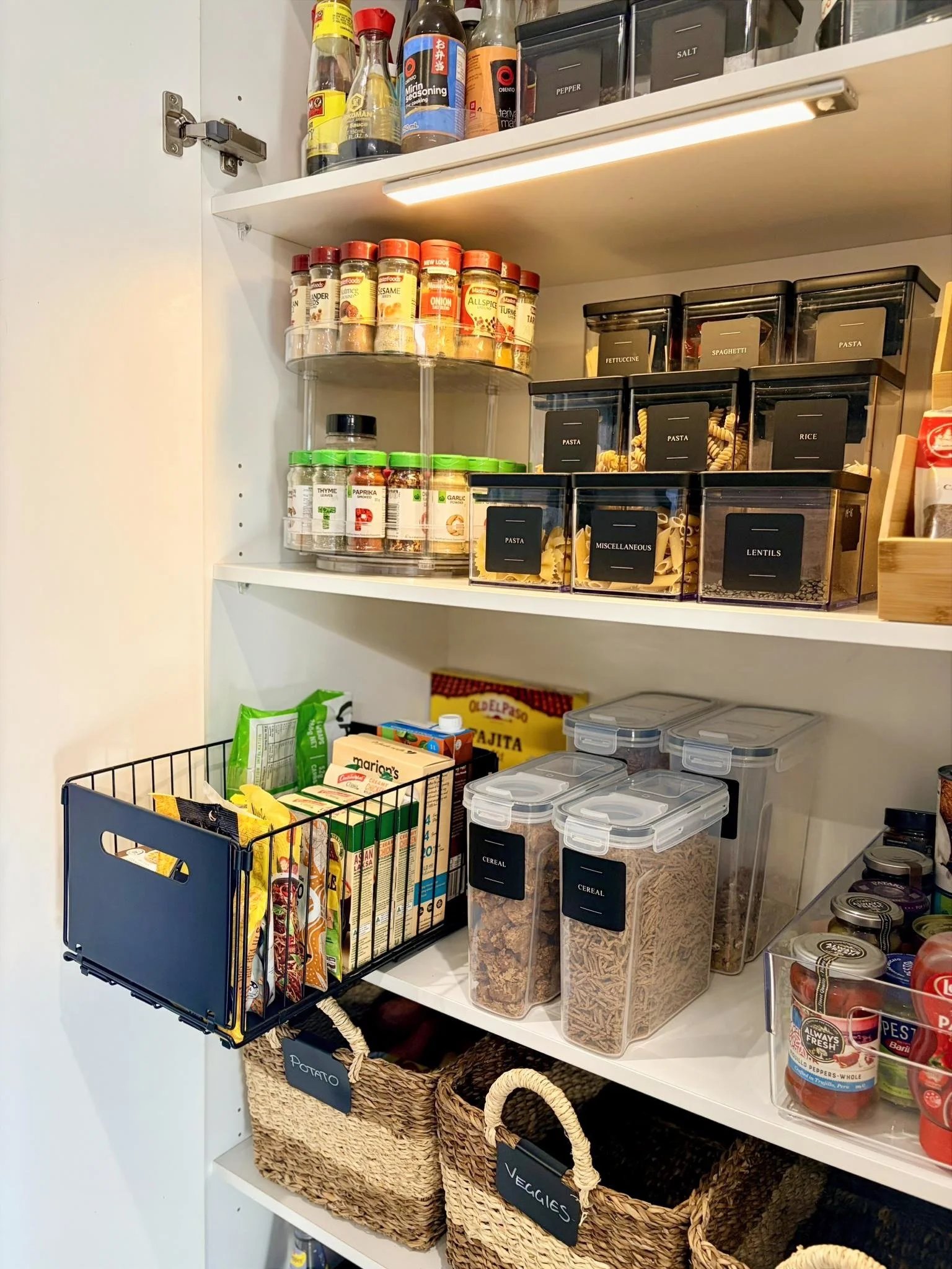 Beautifully organised kitchen pantry by Bright Spaces with Bea
