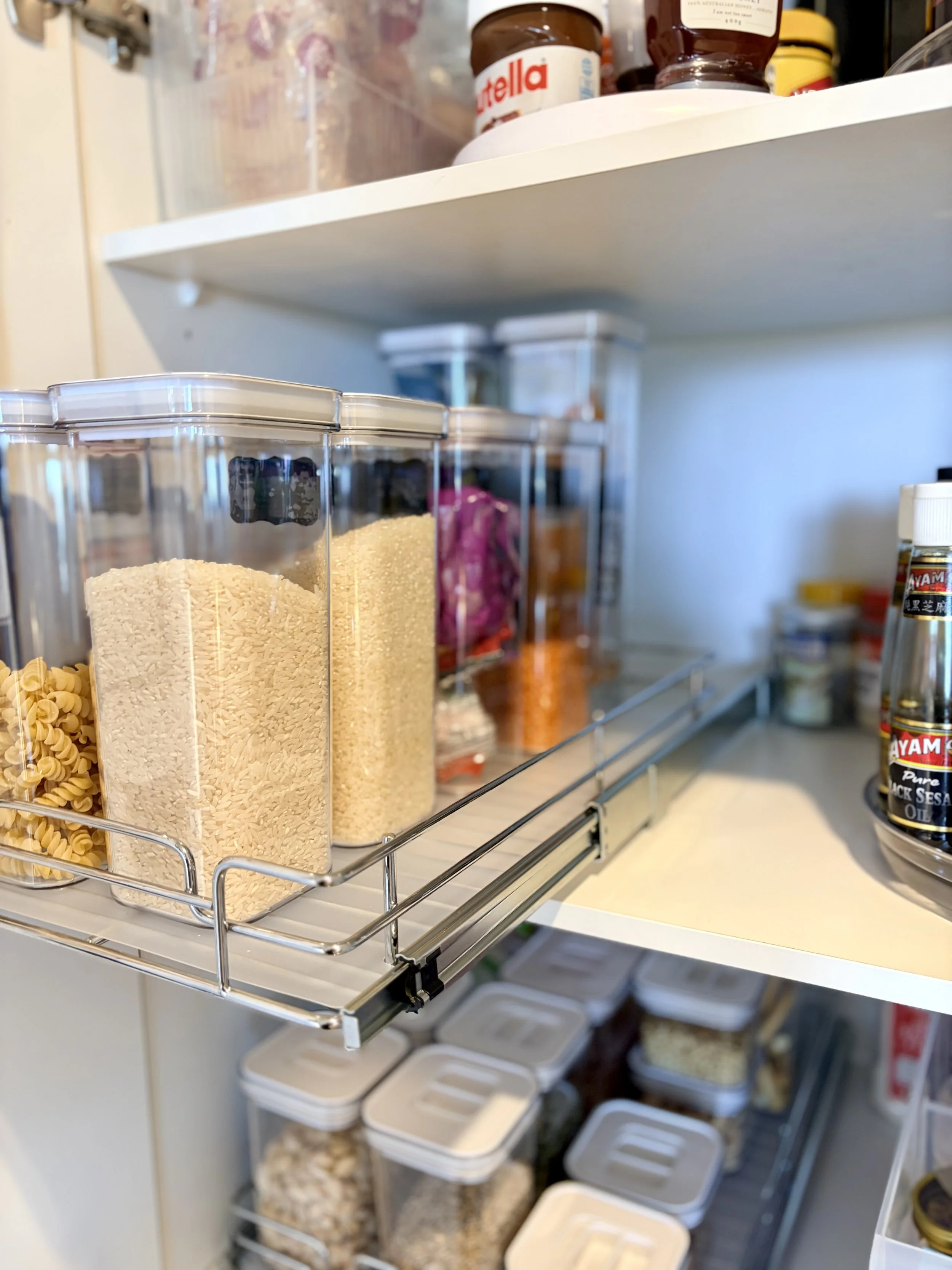 Organised kitchen pantry by Bright Spaces with Bea