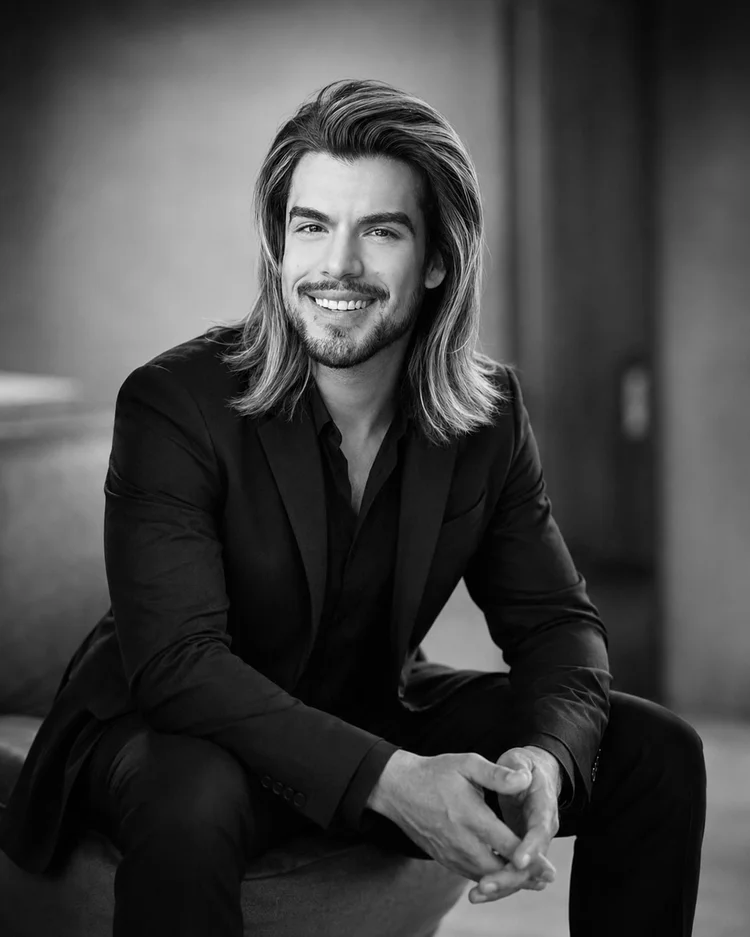 Johnny Serafin, estilista en Alfredo James Hair Design en San Antonio