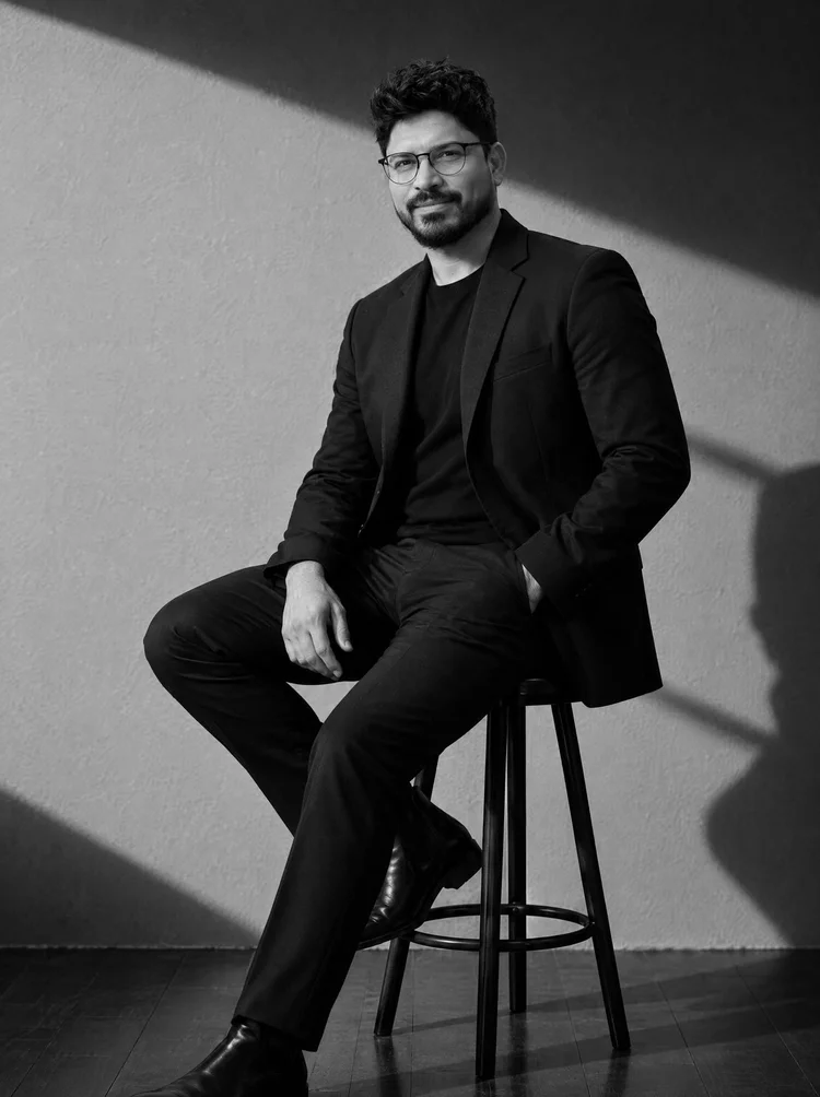 Alfredo Contrera, fundador y maestro colorista de Alfredo James Hair Design en San Antonio