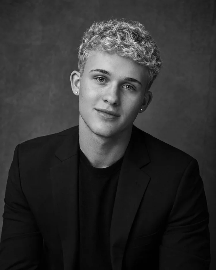 Colton Krailo, estilista en Alfredo James Hair Design en San Antonio