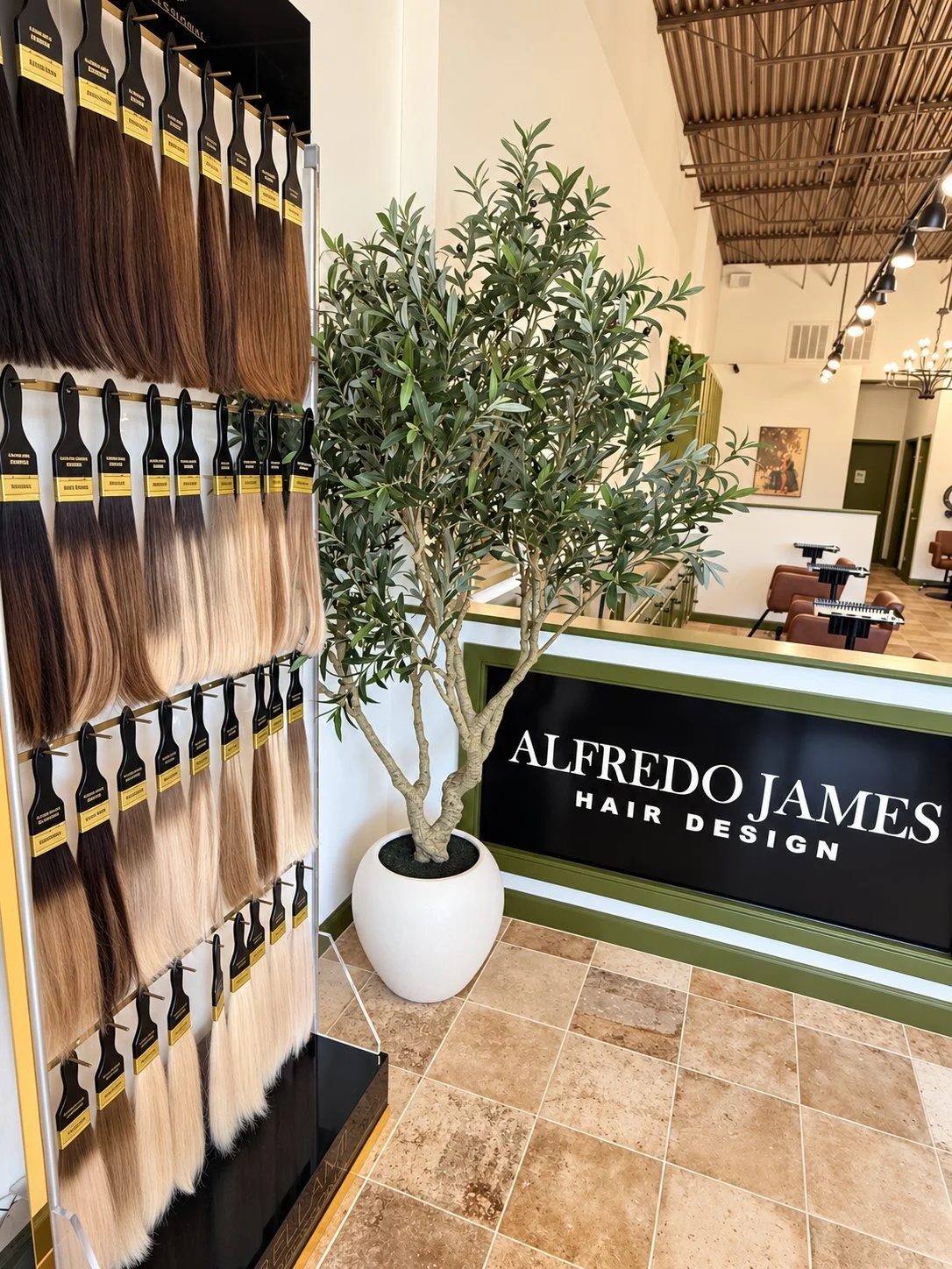 Pared de colores de extensiones Bellami dentro de Alfredo James Hair Design en Alamo Heights, San Antonio