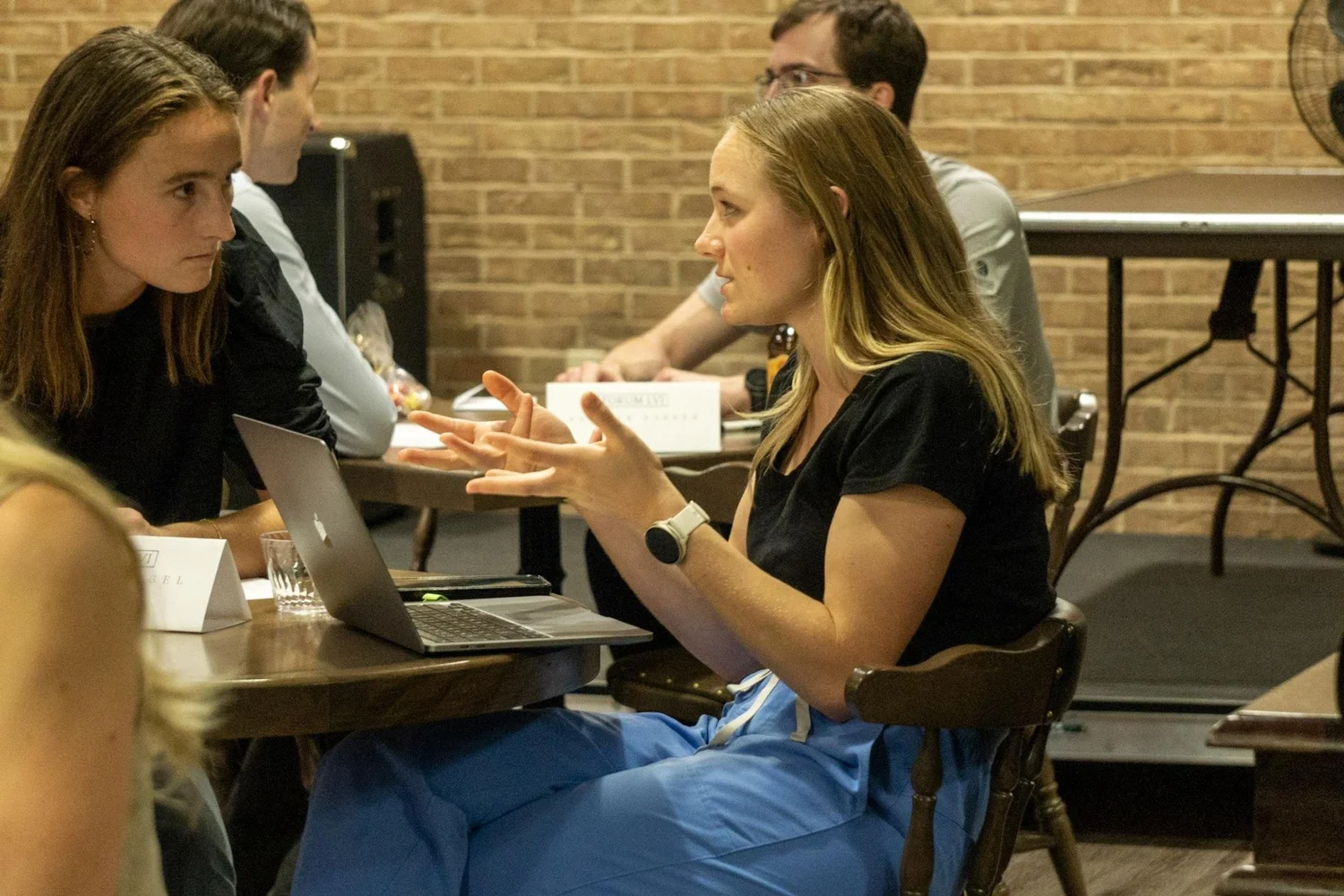 A UD alum gives a student resume advice at the Forum LVI resume workshop