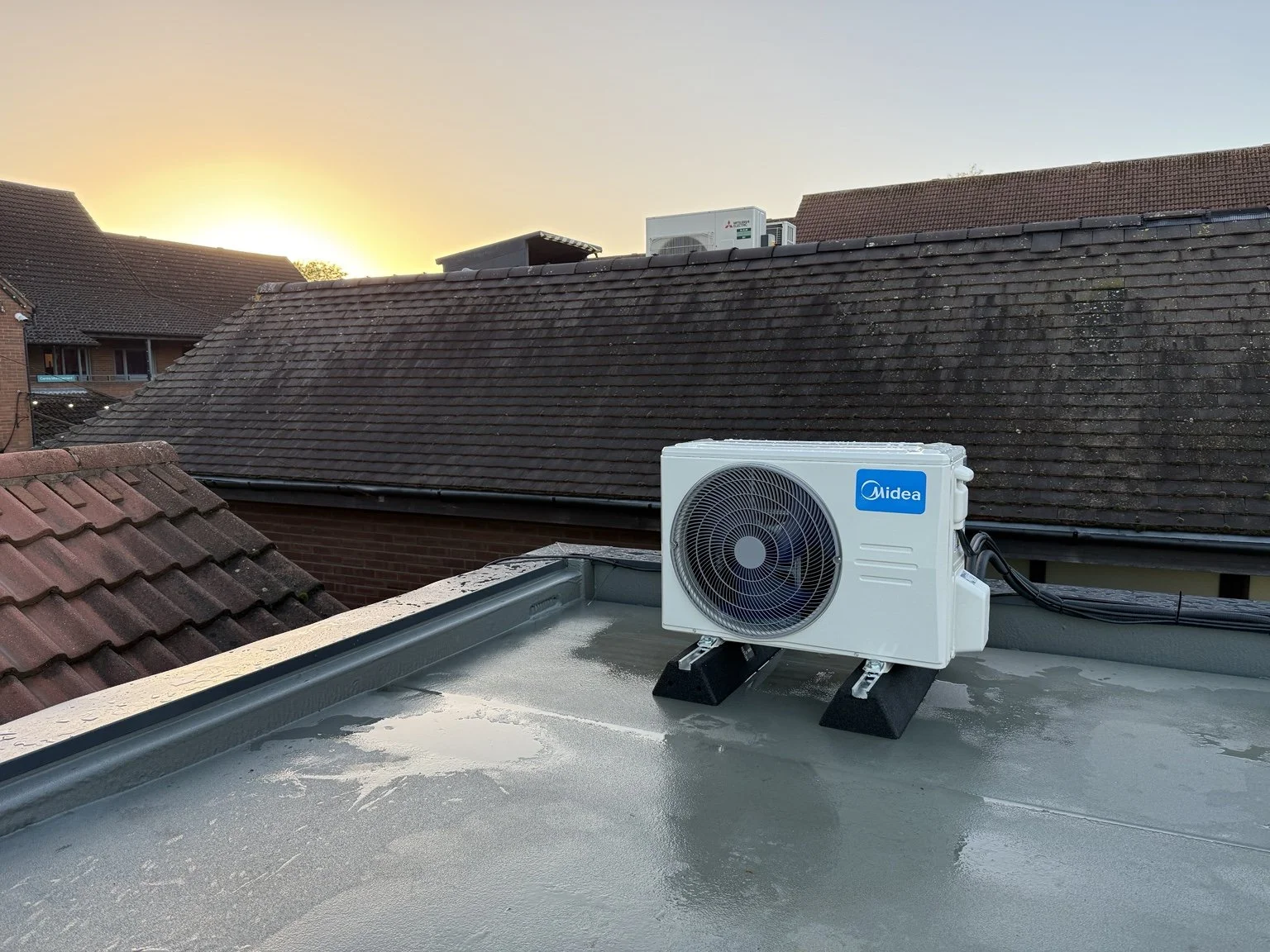 Midea outdoor air conditioning unit on the rooftop at Neyo’s Barbers