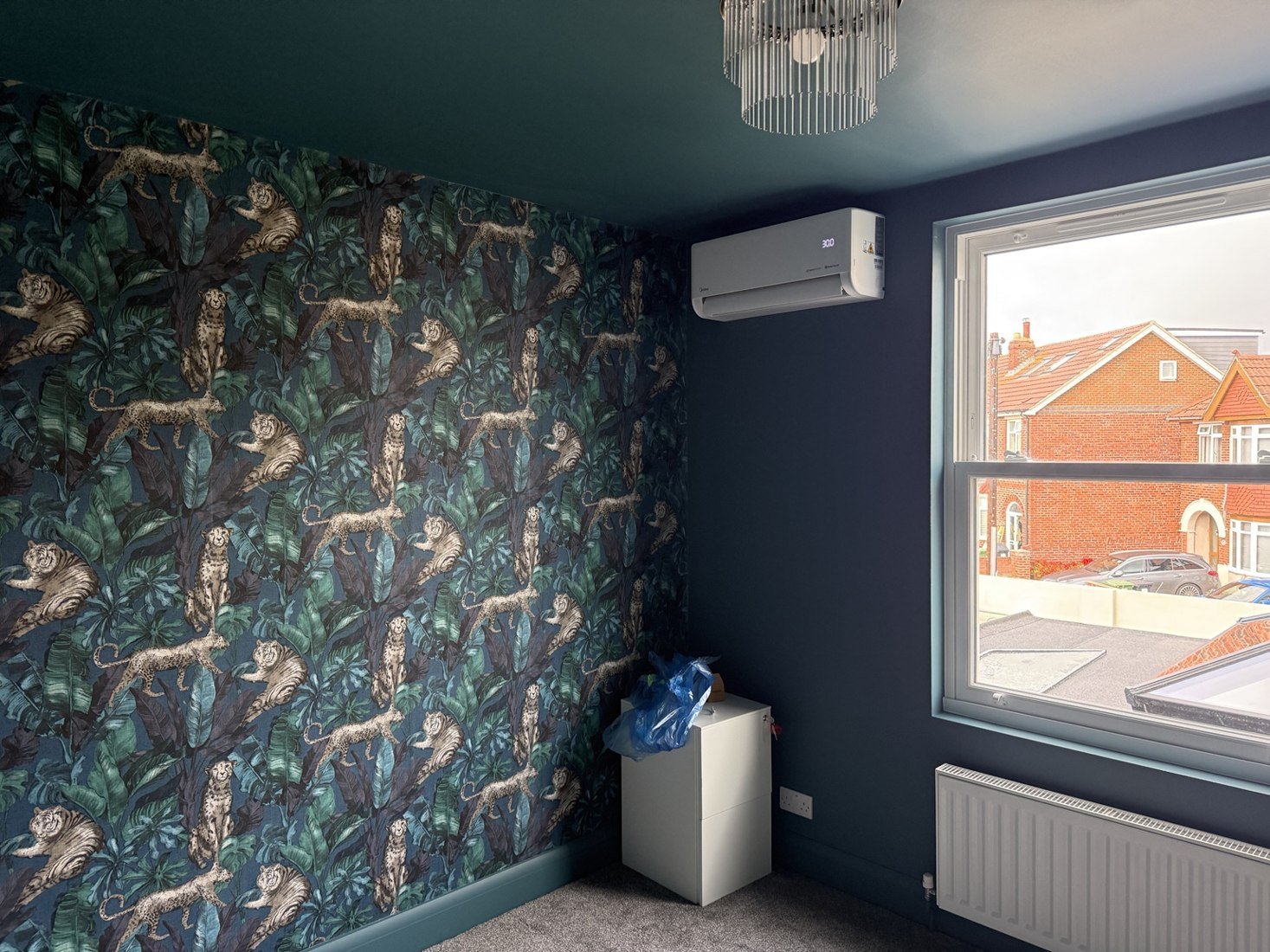 Air conditioning installation on a patterned feature wall