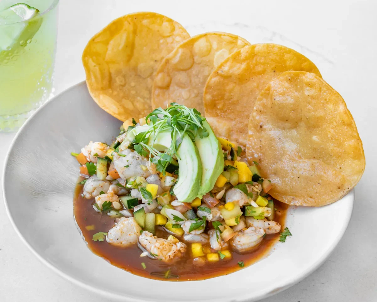 El Barrio Cantinaのエビ料理とトルティーヤ